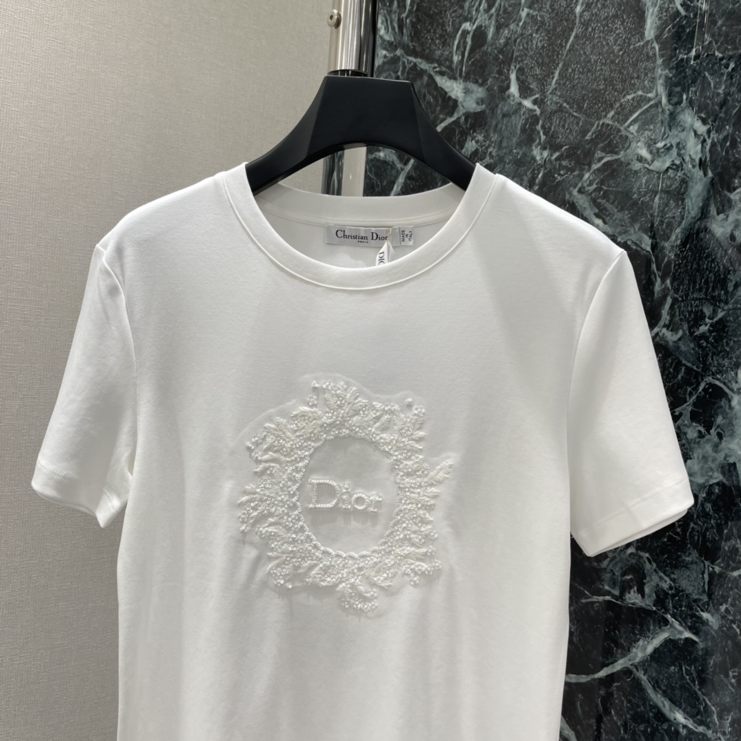 Ｄ家 26春夏新款 刺绣珠片T恤 搭配亮片和线绣 花卉与品牌标志图案超精致!亮片点缀让布料在光线下闪闪发