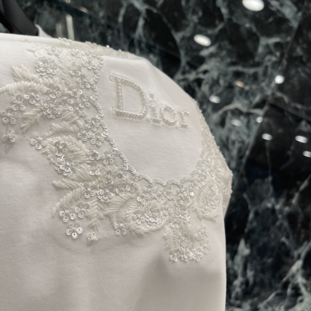 Ｄ家 26春夏新款 刺绣珠片T恤 搭配亮片和线绣 花卉与品牌标志图案超精致!亮片点缀让布料在光线下闪闪发