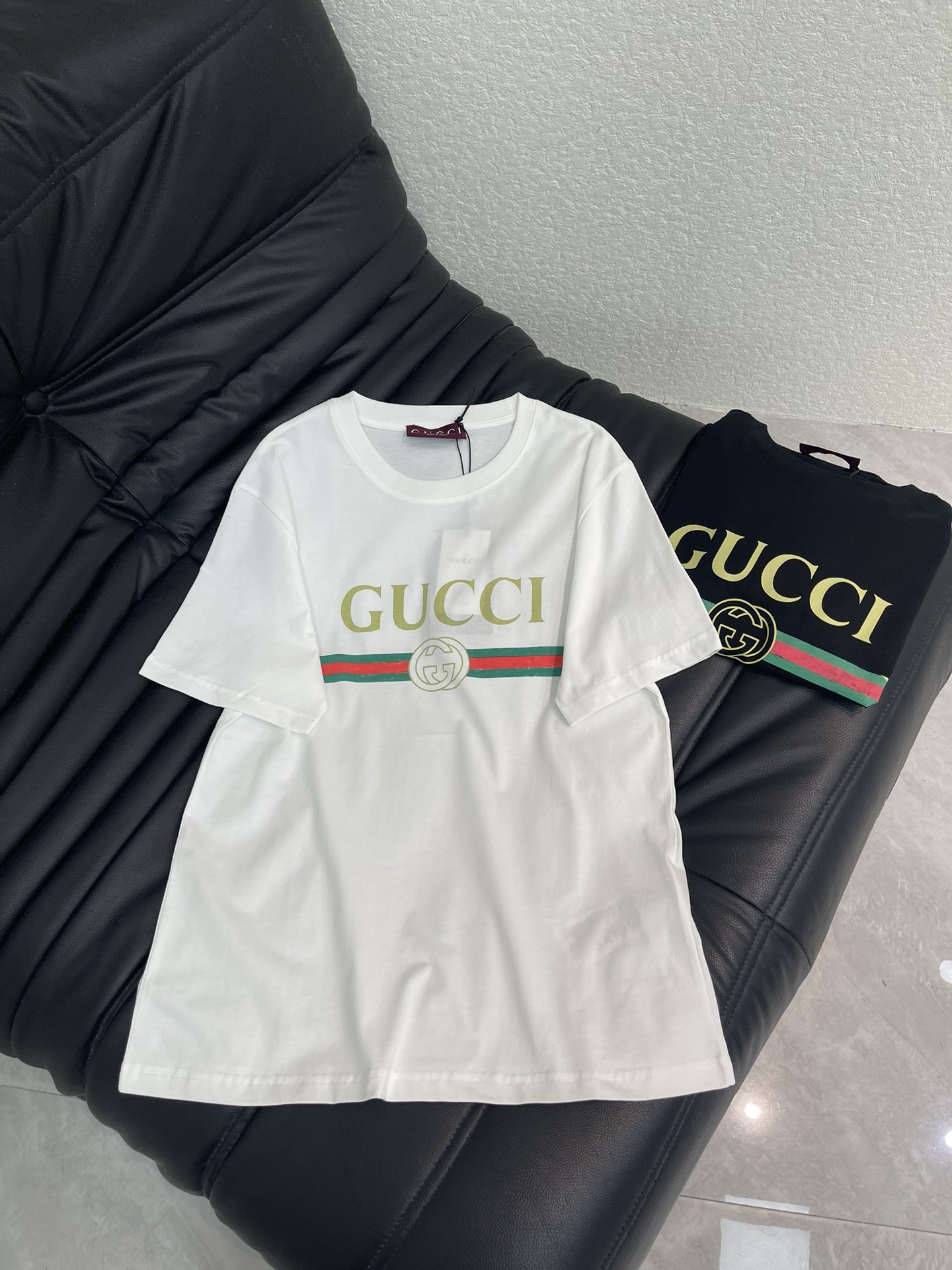 NO:739981,Gucc*26 new spring and summer printed short-sleeved T-shirt, exquisite version makes the upper body slimmer!  Customized latest prints, low-key luxury!  Fashionable must-have items to unlock all outfits!  Look for our quality!  The classic items are fashionable and high-end, and the classic styles are versatile and easy to match!  SML AA,,gucci,T-shirt,tees,t-shirt,19860909Gucc*26春夏新品印花短袖T恤 精致版型上身巨显瘦！ 定制最新印花 低调奢华！ 时髦精必备单品解锁所有穿搭！ 认准我家品质！经典单品时髦又高级 经典版型百搭不挑人！ SML AA,,gucci,T-shirt,tees，t-shirt,,Women's clothing