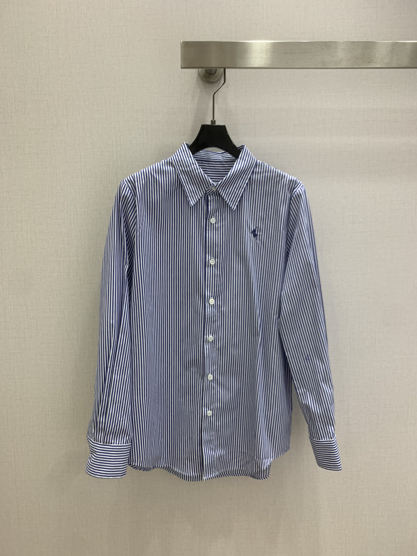 NO:740528,Highly recommended 26 early spring new pony embroidered shirt, pure cotton poplin fabric, soft and breathable, super comfortable to wear!  The pony embroidery on the left chest is very recognizable. It is simple yet advanced and slim-fitting. The shoulders are slightly wide, slim and straight, and can be easily used in commuting, casual and formal occasions. It is good to wear alone or as an inner layer. It goes well with suit jackets, jeans and skirts. It is a must-have and versatile item in the wardrobe!  Three colors SML code high quality ABC,,skirts,jeans,jackets & coats,shirts,business suit,19860909强烈推荐 26早春新款 小马刺绣衬衫,纯棉府绸面料,柔软透气,穿着超舒适！左胸小马刺绣超有辨识度,简约又高级修身剪裁,肩部微宽,显瘦又挺括,通勤、休闲、正式场合都能轻松驾驭.单穿or内搭都很OK,搭配西装外套、牛仔裤、半裙都很出彩,是衣橱必备百搭神器！三个色 SML码 高品质ABC,,skirts,jeans,jackets & coats,shirts,business suit,,Women's clothing