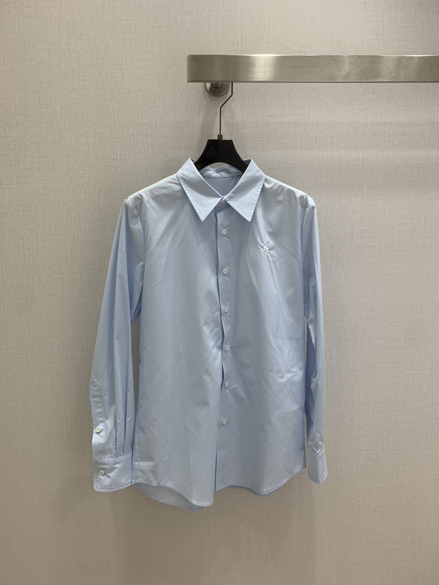 NO:740523,Highly recommended 26 early spring new pony embroidered shirt, pure cotton poplin fabric, soft and breathable, super comfortable to wear!  The pony embroidery on the left chest is very recognizable. It is simple yet advanced and slim-fitting. The shoulders are slightly wide, slim and straight, and can be easily used in commuting, casual and formal occasions. It is good to wear alone or as an inner layer. It goes well with suit jackets, jeans and skirts. It is a must-have and versatile item in the wardrobe!  Three colors SML code high quality ABC,,skirts,jeans,jackets & coats,shirts,business suit,19860909强烈推荐 26早春新款 小马刺绣衬衫,纯棉府绸面料,柔软透气,穿着超舒适！左胸小马刺绣超有辨识度,简约又高级修身剪裁,肩部微宽,显瘦又挺括,通勤、休闲、正式场合都能轻松驾驭.单穿or内搭都很OK,搭配西装外套、牛仔裤、半裙都很出彩,是衣橱必备百搭神器！三个色 SML码 高品质ABC,,skirts,jeans,jackets & coats,shirts,business suit,,Women's clothing