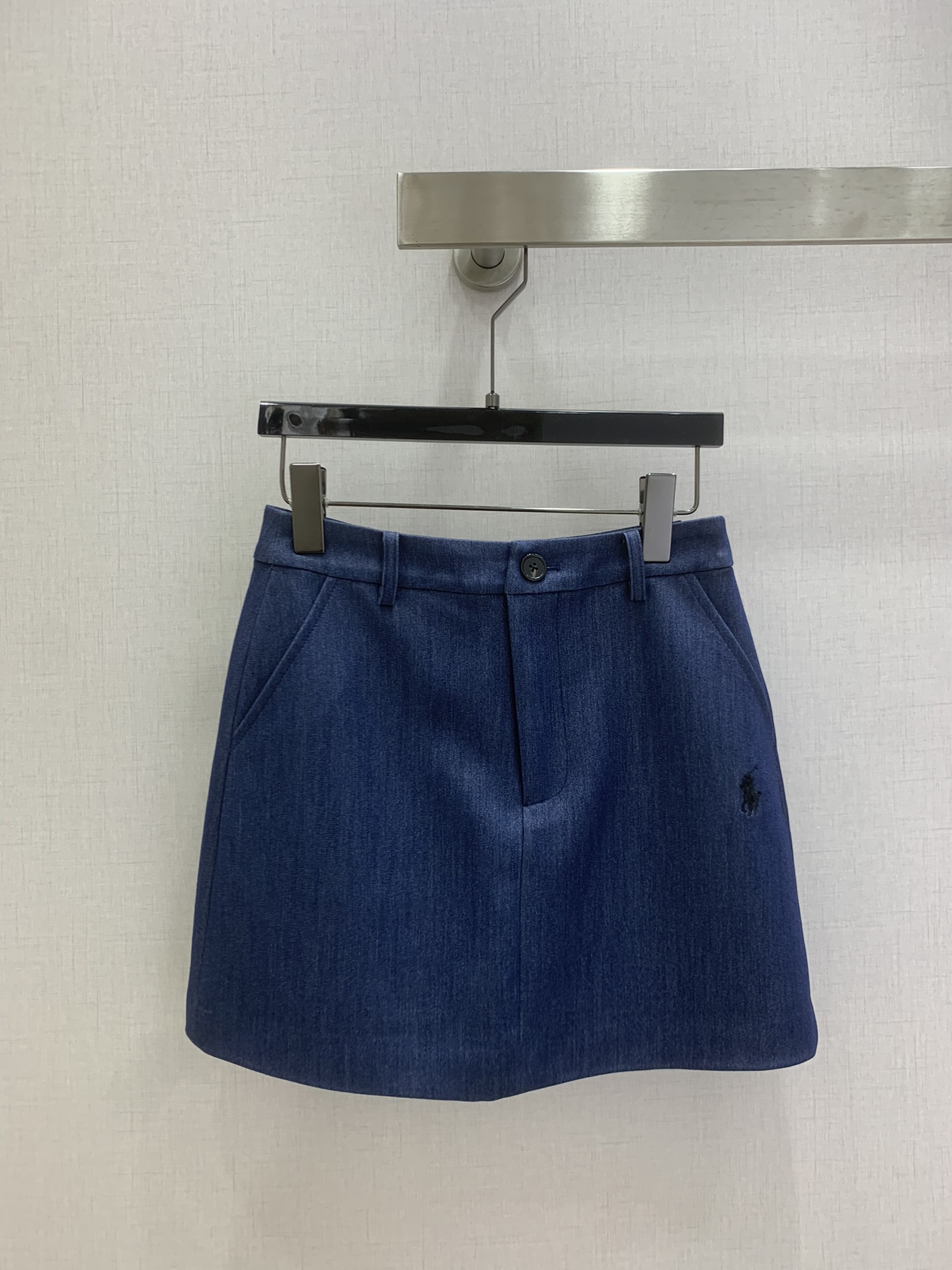 NO:740514,Highly recommended 26 early spring new pony embroidered skirt, high-waisted A-line version, simple and elegant, the pony embroidery on the left side is very recognizable. The fabric is light and breathable, very comfortable to wear in summer, the short design makes the legs longer, modifies the body proportions, and can be easily controlled for daily commuting and leisure. Pair it with a T-shirt or shirt, and get a fresh college style!  Three colors SML code high quality ABC,,skirts,shirts,tees,t-shirt,19860909强烈推荐 26早春新款 小马刺绣半裙,高腰A字版型,简约大方,左侧小马刺绣超有辨识度.面料轻薄透气,夏天穿很舒服,短款设计显腿长,修饰身材比例,日常通勤、休闲都能轻松驾驭.搭配T恤或衬衫,清新学院风get！三个色 SML码 高品质ABC,,skirts,shirts,tees，t-shirt,,Women's clothing