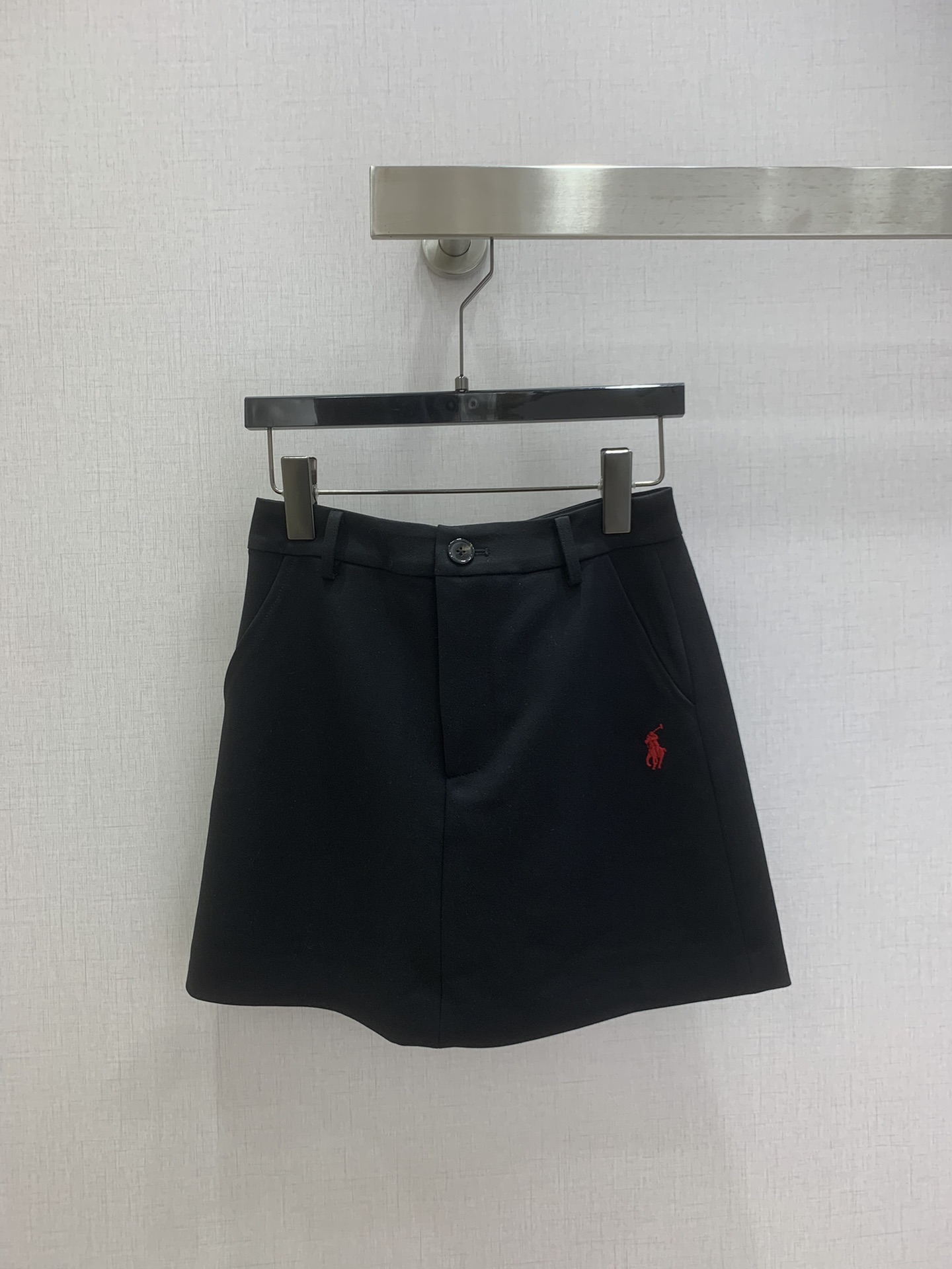 NO:740531,Highly recommended 26 early spring new pony embroidered skirt, high-waisted A-line version, simple and elegant, the pony embroidery on the left side is very recognizable. The fabric is light and breathable, very comfortable to wear in summer, the short design makes the legs longer, modifies the body proportions, and can be easily controlled for daily commuting and leisure. Pair it with a T-shirt or shirt, and get a fresh college style!  Three colors SML code high quality ABC,,skirts,shirts,tees,t-shirt,19860909强烈推荐 26早春新款 小马刺绣半裙,高腰A字版型,简约大方,左侧小马刺绣超有辨识度.面料轻薄透气,夏天穿很舒服,短款设计显腿长,修饰身材比例,日常通勤、休闲都能轻松驾驭.搭配T恤或衬衫,清新学院风get！三个色 SML码 高品质ABC,,skirts,shirts,tees，t-shirt,,Women's clothing