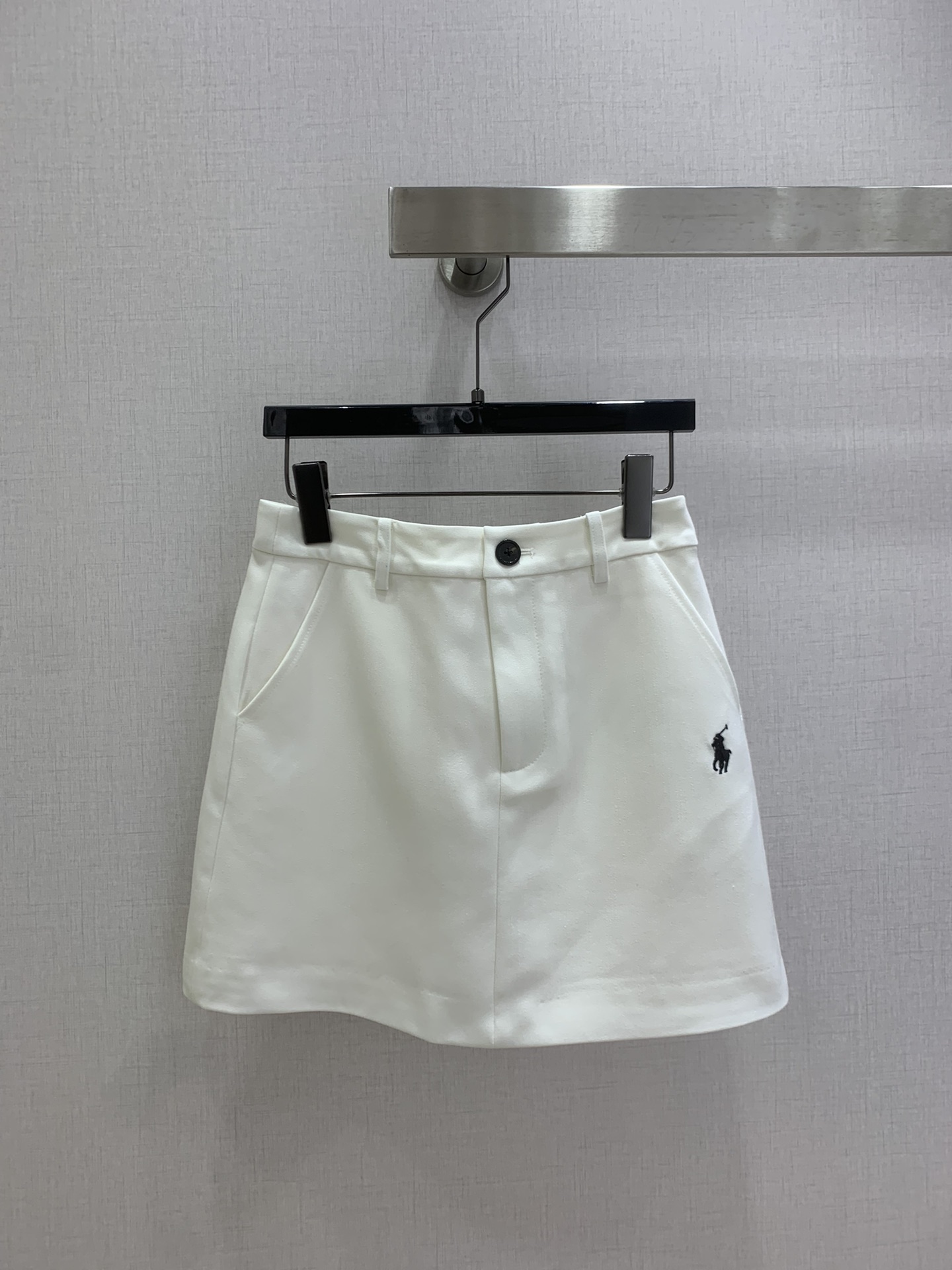 NO:740526,Highly recommended 26 early spring new pony embroidered skirt, high-waisted A-line version, simple and elegant, the pony embroidery on the left side is very recognizable. The fabric is light and breathable, very comfortable to wear in summer, the short design makes the legs longer, modifies the body proportions, and can be easily controlled for daily commuting and leisure. Pair it with a T-shirt or shirt, and get a fresh college style!  Three colors SML code high quality ABC,,skirts,shirts,tees,t-shirt,19860909强烈推荐 26早春新款 小马刺绣半裙,高腰A字版型,简约大方,左侧小马刺绣超有辨识度.面料轻薄透气,夏天穿很舒服,短款设计显腿长,修饰身材比例,日常通勤、休闲都能轻松驾驭.搭配T恤或衬衫,清新学院风get！三个色 SML码 高品质ABC,,skirts,shirts,tees，t-shirt,,Women's clothing