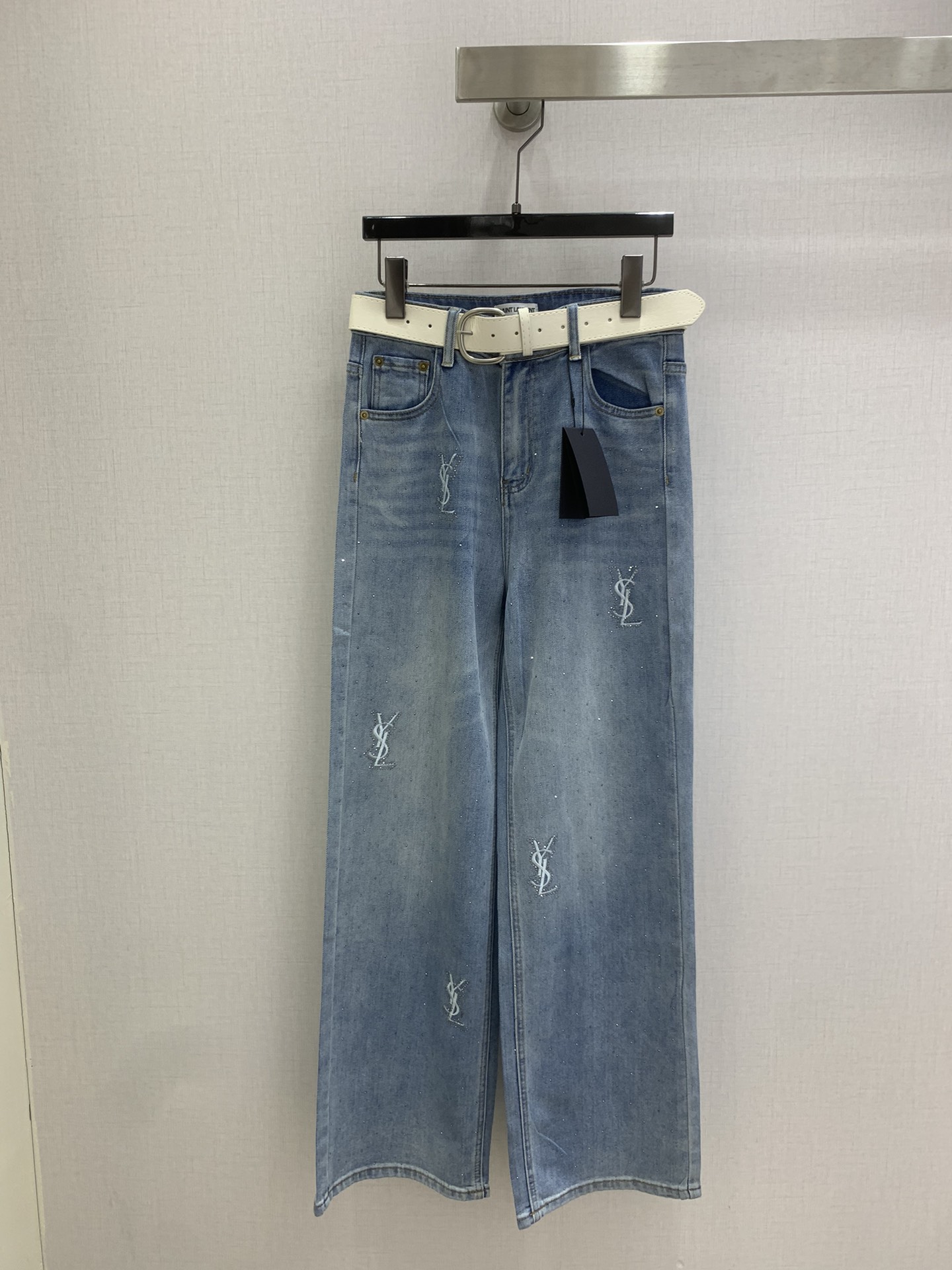 NO:740501,Highly recommended for early spring 26, denim trousers with rhinestone embroidered letter belts, YS embroidery rhinestone logo design on the front, mid-high waist, wide leg, straight version with slight stretch, custom-made pure cotton siro denim fabric, soft and comfortable with strong drape, double enzyme wash blue color, very suitable for matching with one color in early spring, SML code, high quality ABC,,19860909强烈推荐 26早春新款 烫钻刺绣字母皮带牛仔长裤,前副YS刺绣烫钻logo设计工艺,中高腰阔腿直筒版型微微弹力,定制纯棉赛络纺牛仔面料柔软舒适垂坠感强,双重酵素的洗水蓝颜色 非常合适早春搭配一个色 SML码 高品质ABC,,,Women's clothing