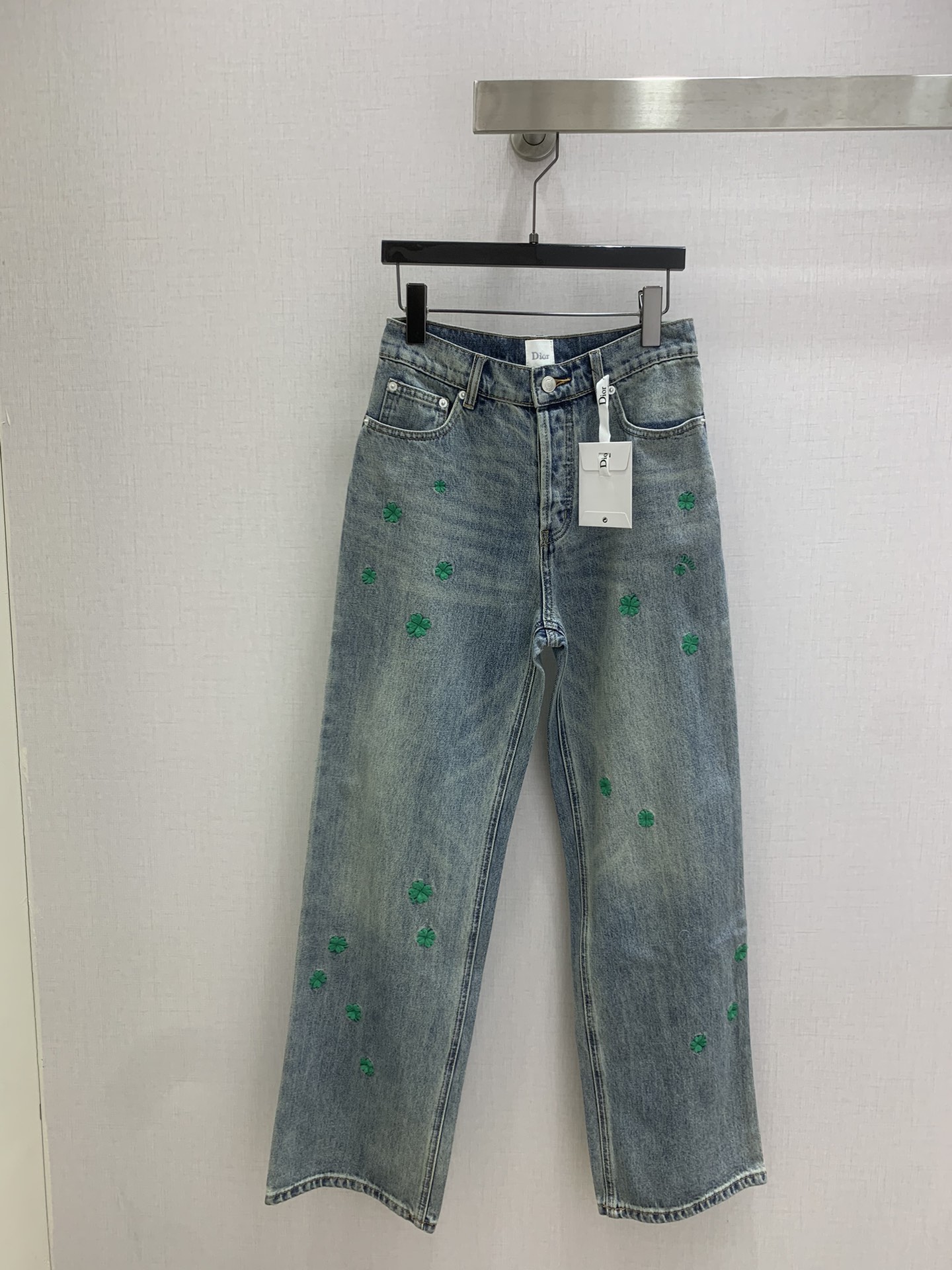 NO:740499,Highly recommended 26 early spring new style four-leaf clover embroidered denim trousers, spring limited edition  The light blue stone wash tone is in line with the freshness of spring, and the green embroidery is embellished with vitality. The high-waisted wide-leg gold cut is loose and does not cling to the legs. It covers the flesh and makes the body slimmer, and lengthens the leg proportions. It is also suitable for pear-shaped figures. High-count soft denim, not thick nor stuffy, suitable for spring temperature differences, three-dimensional embroidery + brand hardware, details highlight high-end texture, just needed for commuting and outing in spring, one pair unlocks the light luxury and relaxed look. One color SML code  High quality ABC,,gold,19860909强烈推荐 26早春新款 四叶草刺绣牛仔长裤,春日限定 浅蓝石洗调契合春日清新感,嫩绿刺绣缀入盎然生机.高腰阔腿黄金剪裁,宽松垂坠不贴腿,遮肉显瘦、纵向拉满腿部比例,梨形身材也适配.高支软挺牛仔布,不厚不闷适配春日温差,立体刺绣+品牌五金,细节彰显高端质感,春日通勤、踏青穿搭刚需,一条解锁轻奢松弛造型. 一个色 SML码 高品质ABC,,gold,,Women's clothing