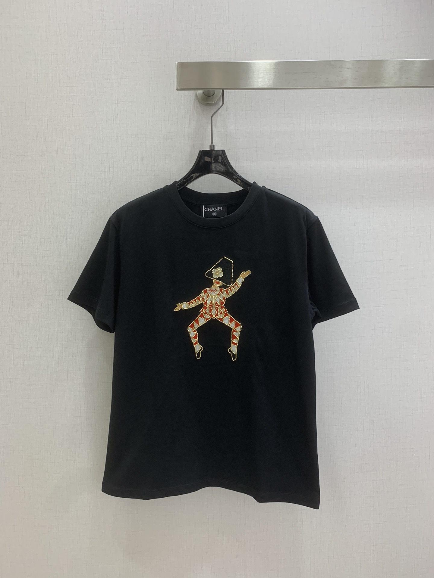 NO:740517,Highly recommended 26 early spring new embroidered short-sleeved T-shirt, super recognizable, red and white geometric pattern + golden lines, full of artistic sense and loose fit, comfortable and fashionable to wear, can be easily controlled for daily commuting or street style. The embroidery technology is exquisite, and the attention to detail is a must!  Pair with jeans or casual pants to easily get a trendy look. Two colors SML code. High quality ABC, jeans, T-shirt, tees, t-shirt,19860909强烈推荐 26早春新款 刺绣短袖T恤,超有辨识度,红白几何图案+金色线条,艺术感满满宽松版型,穿着舒适又时髦,日常通勤或街头风都能轻松驾驭.刺绣工艺精致,细节控必入！搭配牛仔裤或休闲裤,轻松get潮流造型 两个色 SML码 高品质ABC,,jeans,T-shirt,tees，t-shirt,,Women's clothing