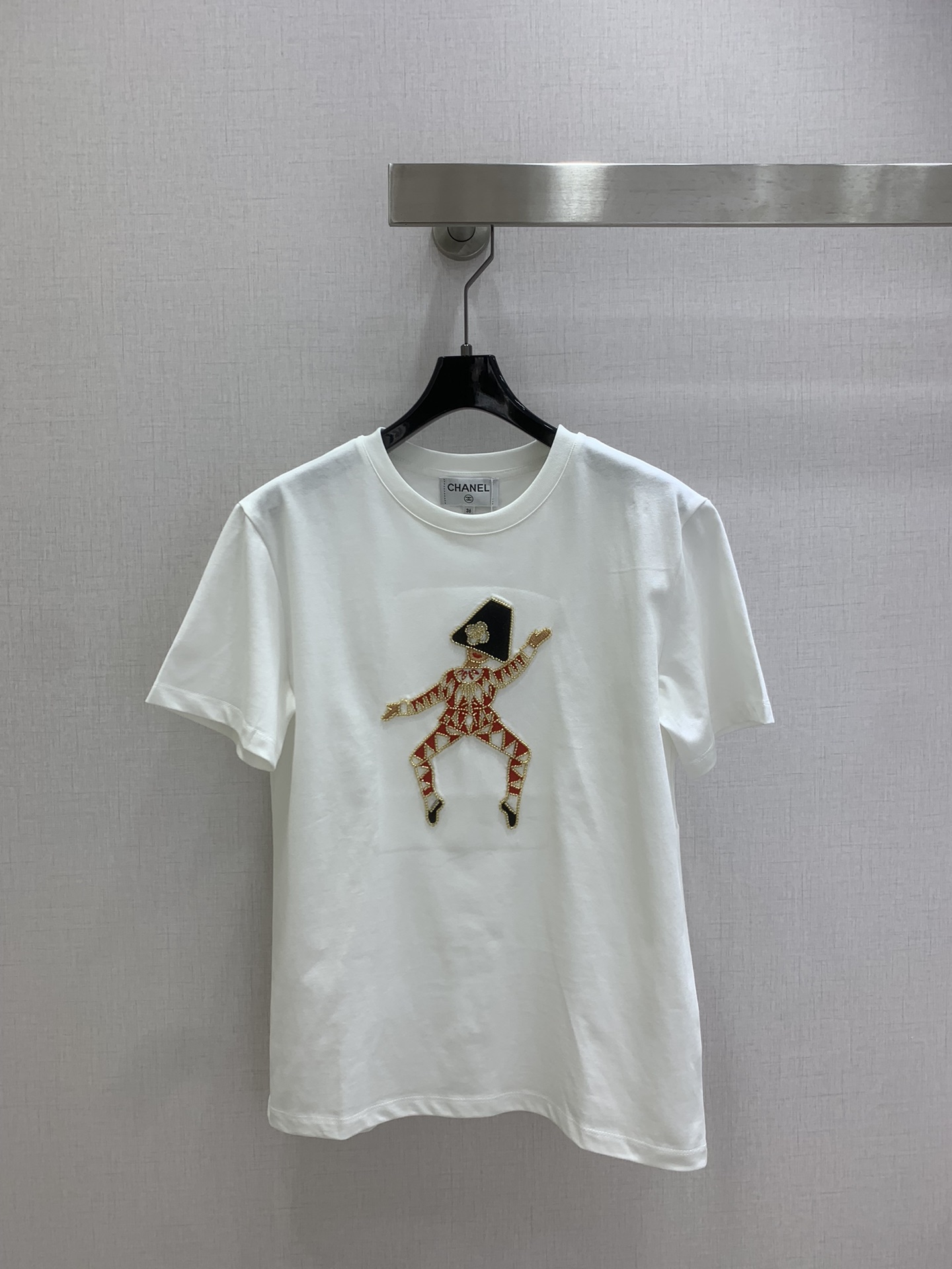 NO:740513,Highly recommended 26 early spring new embroidered short-sleeved T-shirt, super recognizable, red and white geometric pattern + golden lines, full of artistic sense and loose fit, comfortable and fashionable to wear, can be easily controlled for daily commuting or street style. The embroidery technology is exquisite, and the attention to detail is a must!  Pair with jeans or casual pants to easily get a trendy look. Two colors SML code. High quality ABC, jeans, T-shirt, tees, t-shirt,19860909强烈推荐 26早春新款 刺绣短袖T恤,超有辨识度,红白几何图案+金色线条,艺术感满满宽松版型,穿着舒适又时髦,日常通勤或街头风都能轻松驾驭.刺绣工艺精致,细节控必入！搭配牛仔裤或休闲裤,轻松get潮流造型 两个色 SML码 高品质ABC,,jeans,T-shirt,tees，t-shirt,,Women's clothing