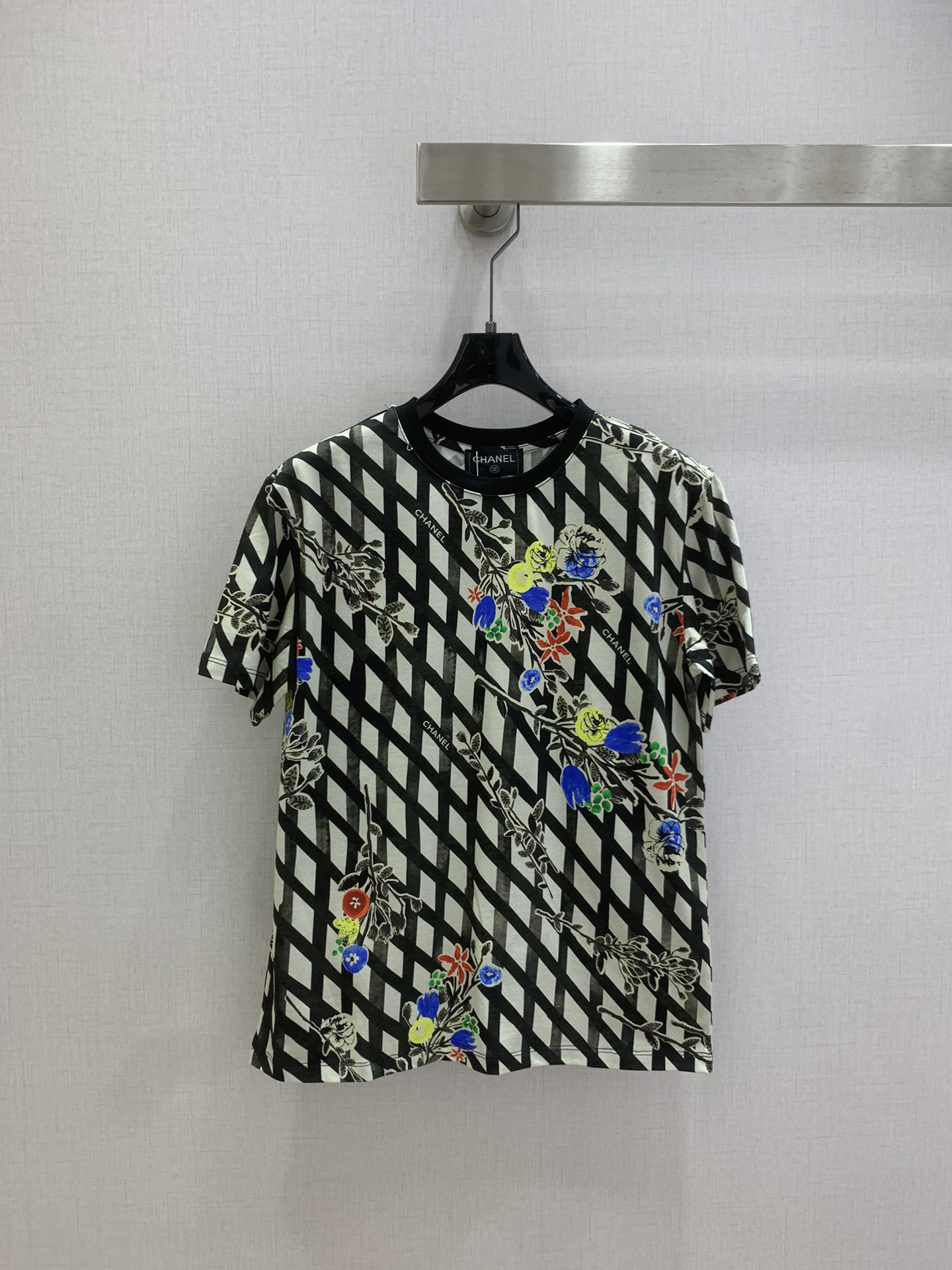 NO:740503,Highly recommended 27 early spring new style printed short-sleeved T-shirt, black and white geometric plaid + colorful floral embroidery, highly recognizable. The fabric is light and breathable, comfortable to wear, the black round neck design is simple and elegant. The floral details are exquisite, full of artistic sense. One color SML code, high quality ABC, T-shirt, tees, t-shirt,19860909强烈推荐 27早春新款 印花短袖T恤 黑白几何格纹+彩色花卉刺绣,辨识度超高 面料轻盈透气,穿着舒适,黑色圆领设计简约大方.花卉细节精致,艺术感满满 一个色 SML码 高品质ABC,,T-shirt,tees，t-shirt,,Women's clothing