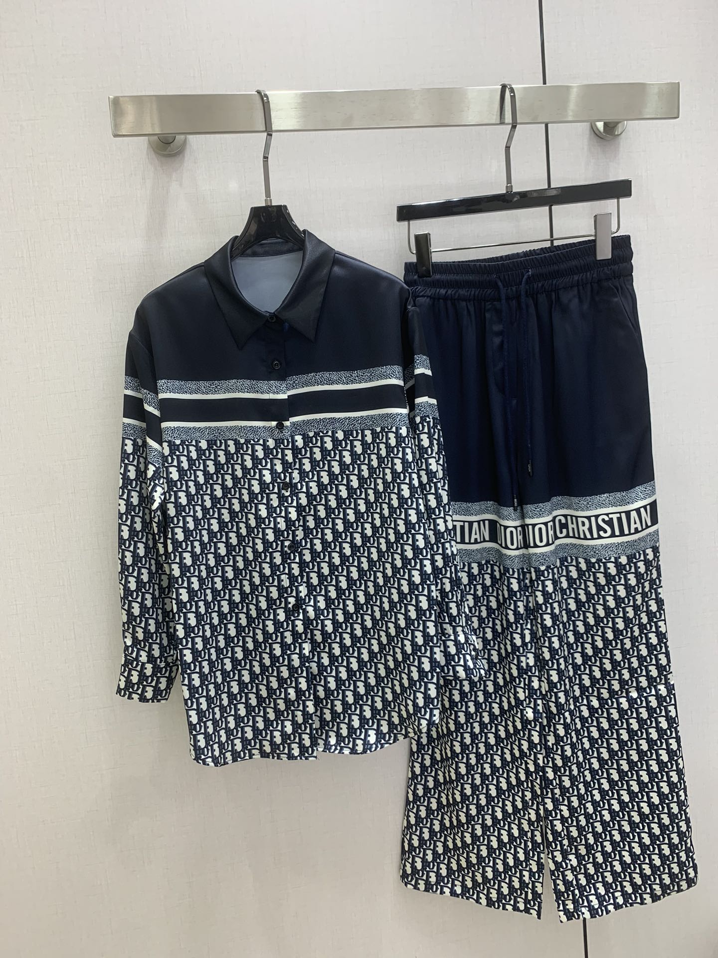 NO:740507,Highly recommended for the early spring of 26, the color-blocked floral shirt has a classic presbyopic pattern, with high brand recognition, light and thin fabric, lapel + button placket, simple and detailed, with stripes embellishment on the chest, full of layering. It can be easily used for daily commuting and leisure. One color SML code, high quality ABC, shirts,19860909强烈推荐 26早春新款 拼色定位花衬衫 经典老花图案,品牌辨识度超高,轻薄面料,翻领+纽扣开襟,简约又有细节感,胸前条纹点缀,层次感满满 日常通勤、休闲都能轻松驾驭 一个色 SML码 高品质ABC,,shirts,,Women's clothing