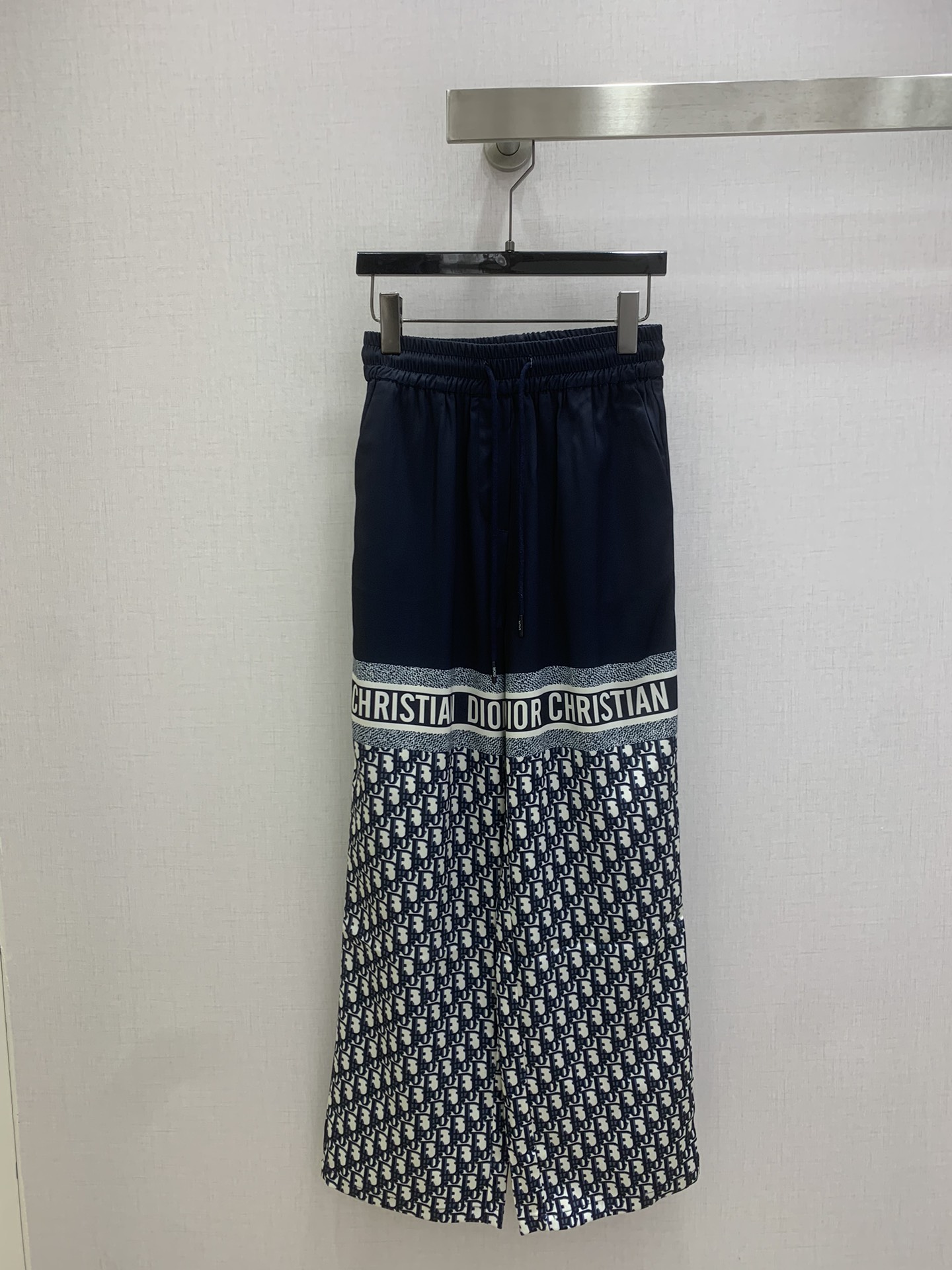 NO:740510,Highly recommended 26 early spring new style color block pattern trousers, classic printed logo trousers fabric, comfortable drape straight casual pants, elastic waist design, suitable for a variety of body types, good for daily or sports!  It is both fashionable and functional. Pair it with the same series of shirts to easily get the trendy and sporty style. One color. SML code. High quality ABC.19860909强烈推荐 26早春新款 拼色定位花长裤 经典印花Logo长裤面料舒适垂感直筒休闲裤 腰部松紧设计,适合多种身材,日常或运动都很OK！时尚与功能兼具,搭配同系列衬衣,轻松get潮流运动风 一个色 SML码 高品质ABC,,,Women's clothing