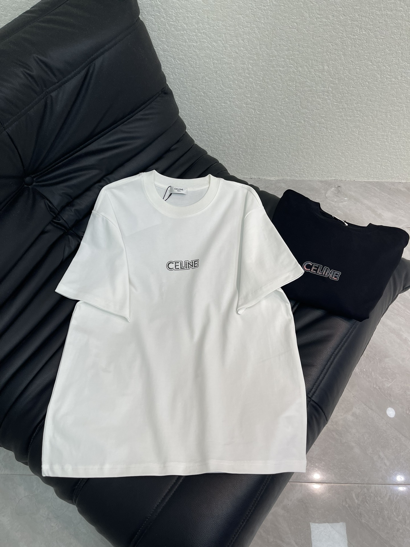 NO:740454,Celin*26 new front and rear logo round neck short-sleeved T-shirts. They are made of high-gram weight washed fabrics, with complex craftsmanship, adding personalized color matching, full shape matching and colorful contrasting T-shirt designs, making them the focus of the street. These T-shirts not only have a sense of fashion, but also have colorful patterns, fun and attractive, slimming upper body, and the same style for men and women!  S-XL,,celine,T-shirt,tees,t-shirt,19860909Celin*26新款前后徽标圆领短袖T恤.采用高克重洗水面料,工艺复杂,添加个性色彩搭配 ,十足的造型搭配和彩色形成鲜明对比效果的T恤设计,让他们成为街头焦点.这些T恤不仅具有时尚感.彩色图案,趣味又吸晴,上身显瘦穿搭,男女同款！S-XL,,celine,T-shirt,tees，t-shirt,,Women's clothing