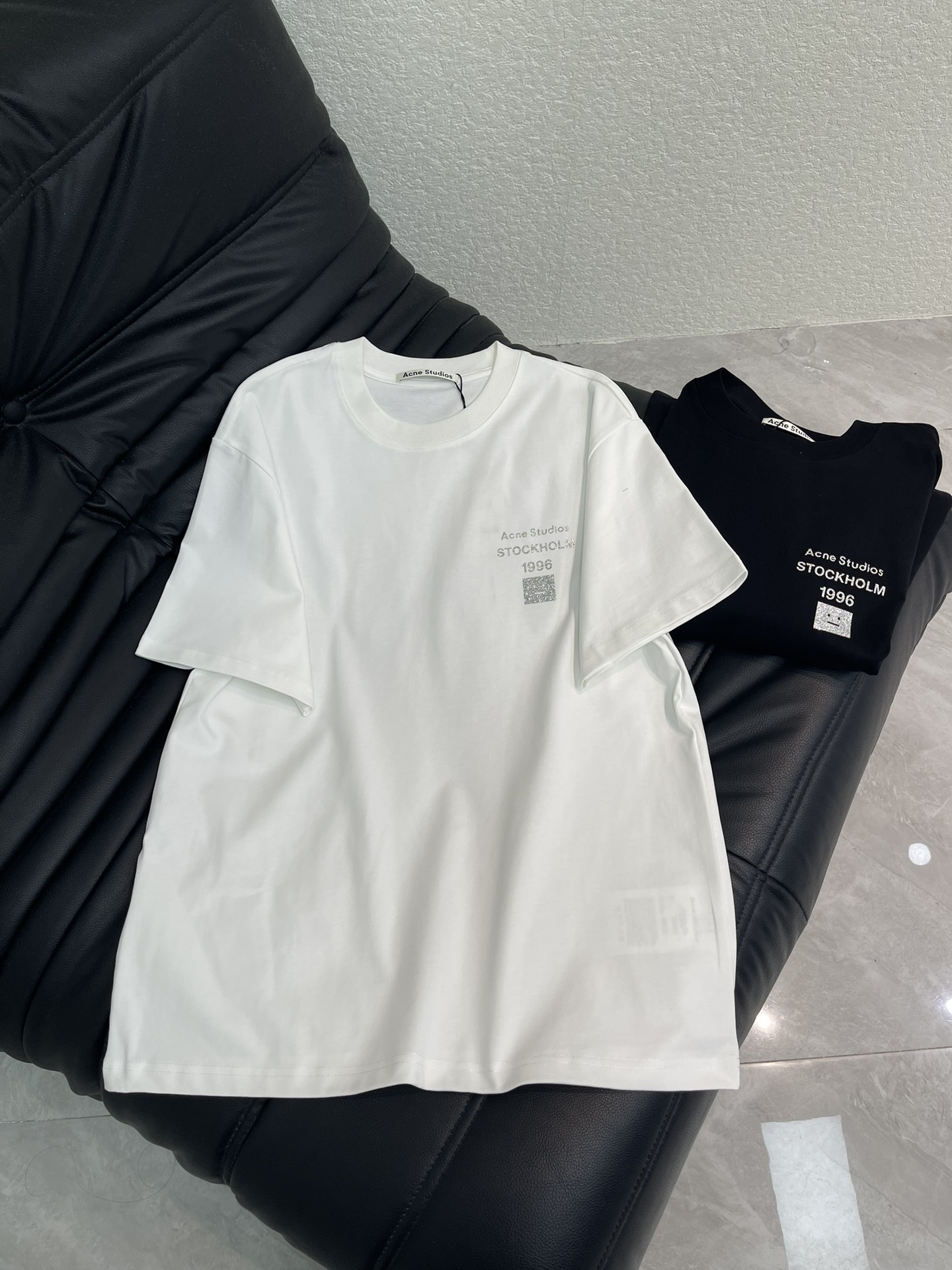 NO:740452,Acne Studio*26 new round-neck short-sleeved T-shirt with smiley face logo. It is made of high-gram weight washed fabrics, complex craftsmanship, and personalized color matching. The full shape matching and colorful contrasting T-shirt design make them the focus of the street. These T-shirts not only have a sense of fashion, but also have colorful patterns, fun and attractive, slimming upper body, and the same style for men and women!  S-XL AA,,acne studios,dior,T-shirt,tees,t-shirt,19860909Acne Studio*26新款笑脸徽标圆领短袖T恤.采用高克重洗水面料,工艺复杂,添加个性色彩搭配 ,十足的造型搭配和彩色形成鲜明对比效果的T恤设计,让他们成为街头焦点.这些T恤不仅具有时尚感.彩色图案,趣味又吸晴,上身显瘦穿搭,男女同款！S-XL AA,,acne studios,dior,T-shirt,tees，t-shirt,,Women's clothing