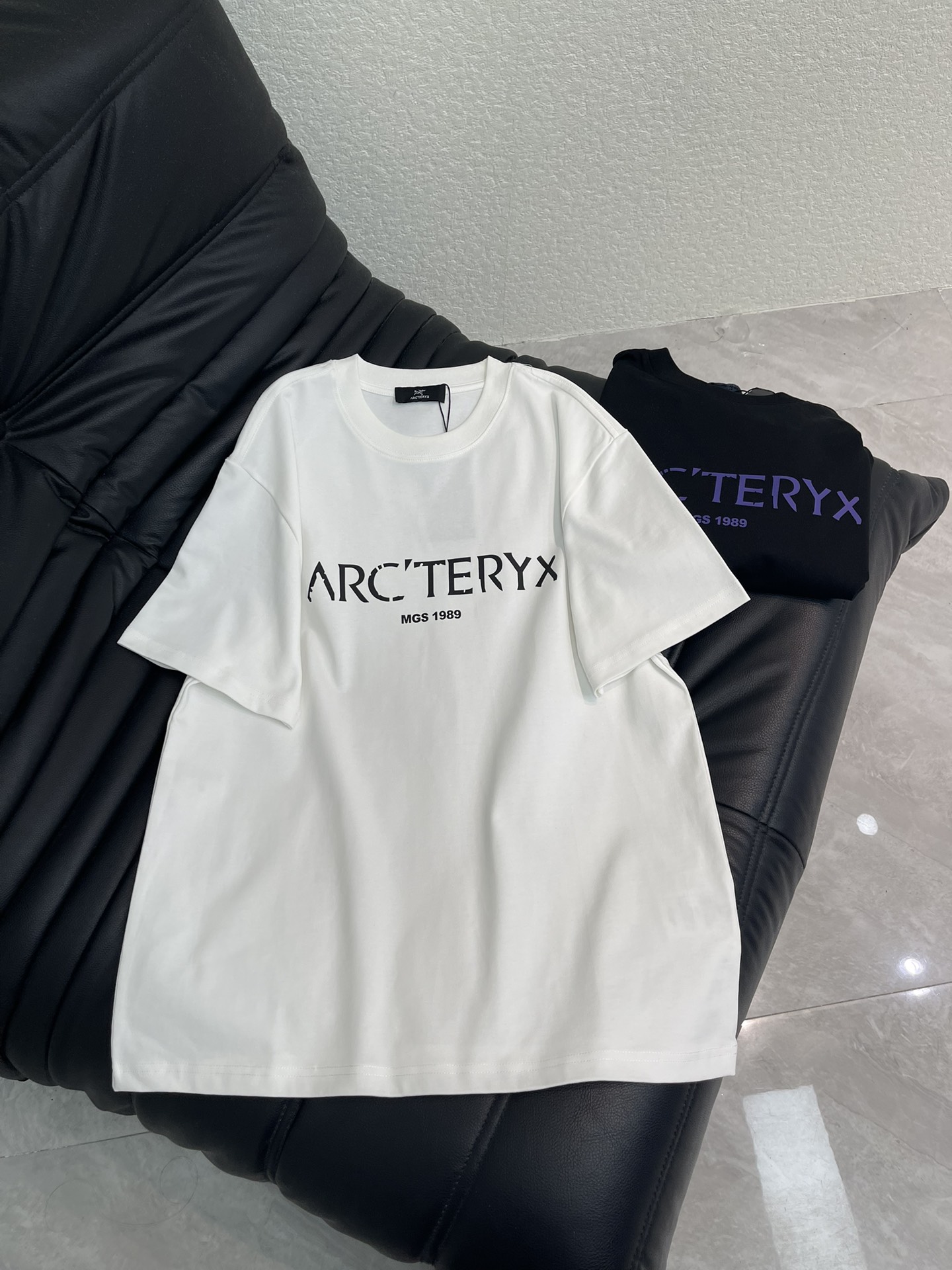 NO:740450,ARCTERY* Arc'teryx 26 new short-sleeved T-shirts. They are made of high-gram weight washed fabrics, with complex craftsmanship, and personalized color matching. The full shape matching and colorful contrasting T-shirt designs make them the focus of the street. These T-shirts are not only fashionable. Colorful patterns, interesting and attractive, slimming the upper body, the same style for men and women!  S-XL AA,arc'teryx,T-shirt,tees,t-shirt,19860909ARCTERY*始祖鸟26新款短袖T恤.采用高克重洗水面料,工艺复杂,添加个性色彩搭配 ,十足的造型搭配和彩色形成鲜明对比效果的T恤设计,让他们成为街头焦点.这些T恤不仅具有时尚感.彩色图案,趣味又吸晴,上身显瘦穿搭,男女同款！S-XL AA,arc'teryx,T-shirt,tees，t-shirt,,Women's clothing