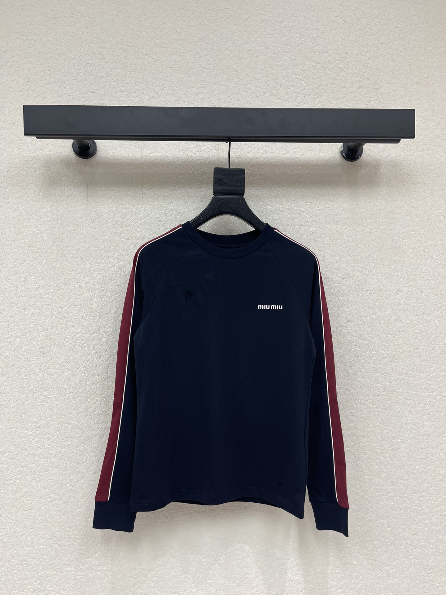 NO:740447,Miumi*26 new spring and summer cotton round neck long-sleeved T-shirt. Navy blue cotton jersey fabric. Decorated with embroidered brand logo. Racing stripe design on the side. Round neck. Dropped shoulders. Ribbed hem and cuffs. Stretch fit. Sports style. SML,,miumiu,tees,t-shirt,19860909Miumi*26春夏新品棉质圆领长袖T恤 藏蓝色棉质平纹针织面料 饰有品牌标识刺绣徽标 侧面赛车条纹设计 圆领领口 落肩设计 罗纹下摆和袖口 弹力版型 运动风 SML,,miumiu,tees，t-shirt,,Women's clothing