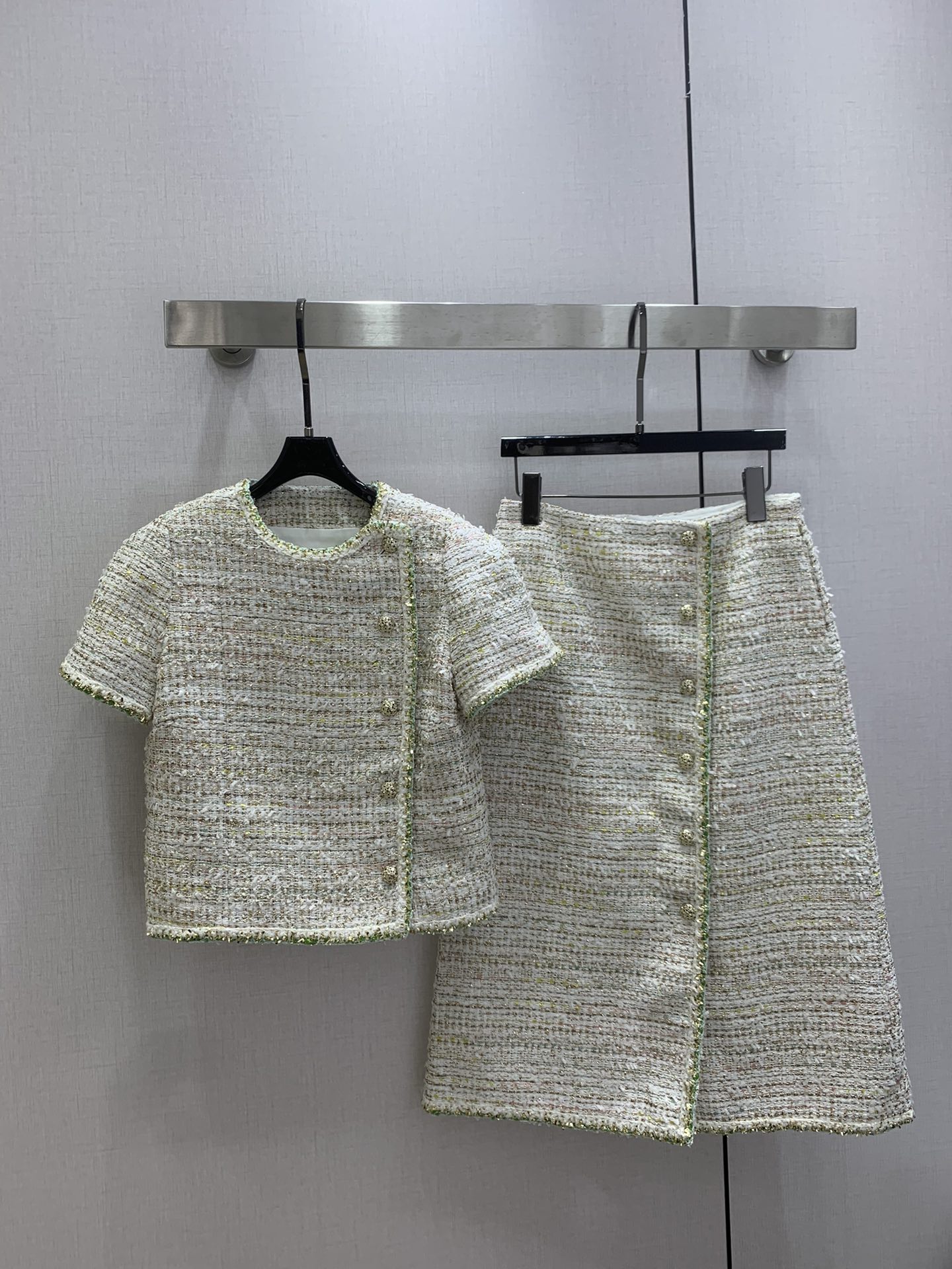 NO:740516,Highly recommended for early spring 26, tweed short-sleeved top, tweed hemmed long skirt, separate batches, advanced custom-made thin tweed fabric, soft and delicate texture, French laziness, green edge to highlight exquisite details, single-breasted slanted placket with retro touches, high-waisted long skirt, button design, clever slit design at the back, upper body concave to show body proportions, elegant and loose version, a classic that can be worn in the wardrobe for ten years, one color SML code  High quality,skirts,T-shirt,19860909强烈推荐 26早春新款 粗花呢短袖上衣粗呢捆边长半裙 分开批 高级定制薄款花呢面料 面料柔软细腻 肌理自带法式慵懒 绿边勾出精致细节 斜襟单排扣藏着复古小心思 高腰长裙 纽扣设计 后裙摆巧心思开叉设计 上身凹显身材比例 版型贵气又松弛 是衣柜里能穿十年的经典款 一个色 SML码 高品质上,,skirts,T-shirt,,Women's clothing