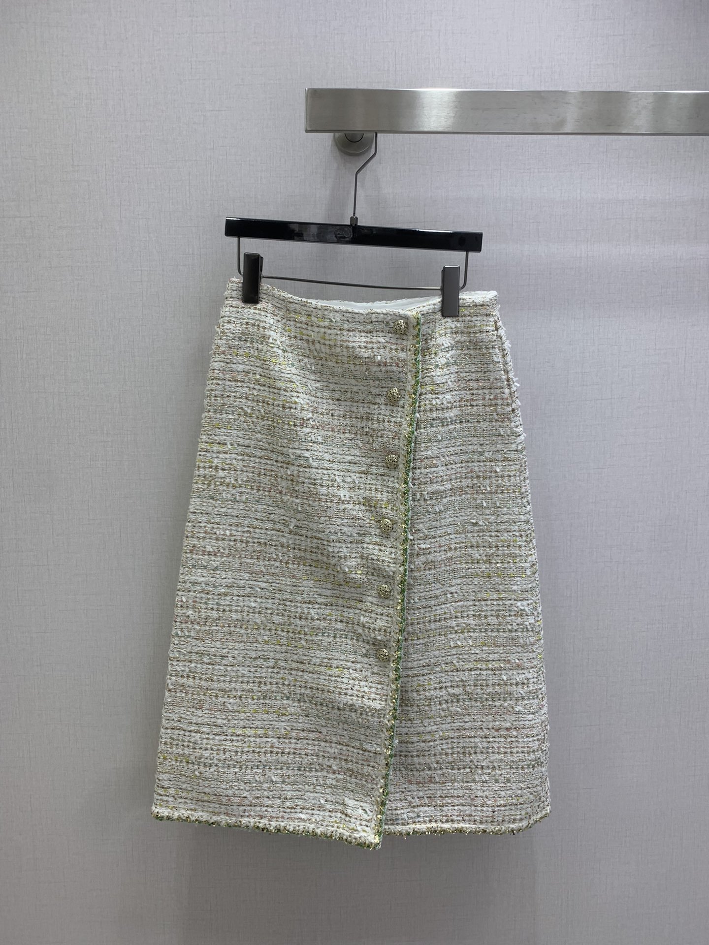 NO:740521,Highly recommended for early spring 26, tweed short-sleeved top, tweed hemmed long skirt, separate batches, advanced custom-made thin tweed fabric, soft and delicate texture, French laziness, green edge to highlight exquisite details, single-breasted slanted placket with retro touches, high-waisted long skirt, button design, clever slit design at the back, upper body concave to show body proportions, elegant and loose version, a classic that can be worn in the wardrobe for ten years, one color SML code  High quality,,skirts,T-shirt,19860909强烈推荐 26早春新款 粗花呢短袖上衣粗呢捆边长半裙 分开批 高级定制薄款花呢面料 面料柔软细腻 肌理自带法式慵懒 绿边勾出精致细节 斜襟单排扣藏着复古小心思 高腰长裙 纽扣设计 后裙摆巧心思开叉设计 上身凹显身材比例 版型贵气又松弛 是衣柜里能穿十年的经典款 一个色 SML码 高品质,,skirts,T-shirt,,Women's clothing