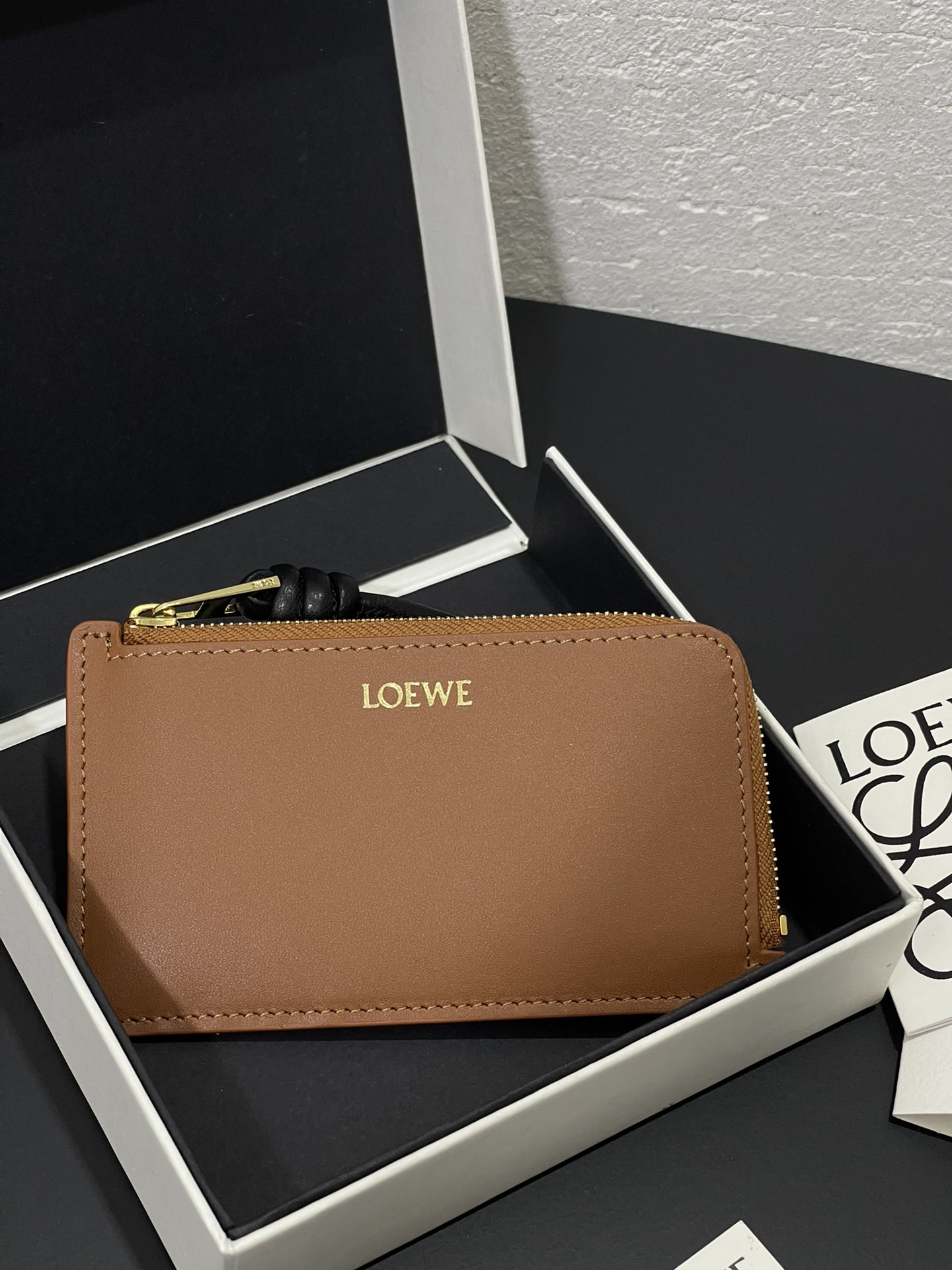 NO:718383,Satin nappa cowhide knot zipper small card holder, sheepskin lining, color-blocked knot pull tab, four card slots and zipper compartment. Style number 3793, size 13.57, Loewe wallet, loewe, wallets, cowhide, sheepskin19860909缎面纳帕牛皮绳结拉链小卡包,内里绵羊皮、拼色绳结拉牌,四个卡位和拉链隔层.款号3793,尺寸13.57,罗意威钱包,loewe,wallets,cowhide,sheepskin,欧美剧