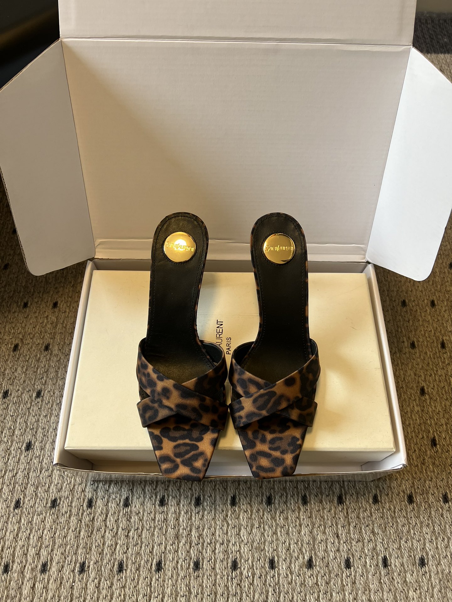 NO:750417,Top quality Saint Lauren* 26SS early spring new Yves Saint Laurent new satin high-heeled slippers Ysl satin square toe, cross straps outline neat lines, and the golden round mark is the low-key finishing touch. From the enthusiasm of rose to the wildness of leopard print, each pair tells a different emotion. This pair of shoes is your aura business card without words. Who knows!  These satin mules are so beautiful!  The square toe + cross-strap design is retro and fashionable, turning your feet into paper figures instantly. Whether it is paired with a suit or a mini skirt, it can easily create a sense of atmosphere and can be worn for commuting and dating!  When you need a sense of strength, wear it. The smoothness of satin collides with the sharpness of high heels. In every step, there is an undefined self. Today, it is the enthusiasm of rose red, the uninhibitedness of leopard print, and the way you feel most comfortable. Satin upper, sheepskin lining, Italian genuine leather outsole, heel height 7.5cm, size 35-41 (40, 41 customized, non-returnable), high-heeled shoes, slippers, saint  laurent,saint laurent,saint laurent,high heels,slippers,skirts,business suit,sheepskin,silk fabric,Leather soles19860909顶级品质 Saint Lauren* 26SS早春新款圣罗兰 新款绸缎面高跟拖鞋 Ysl缎面方头,交叉带勾勒出利落线条,金色圆标是低调的点睛之笔.从玫红的热烈到豹纹的野性,每一双都在诉说不同的情绪.这双鞋,是你无需言语的气场名片.谁懂啊！这双缎面穆勒鞋真的美到心巴上！方头+交叉带的设计,复古又时髦,上脚秒变纸片人. 不管是配西装还是小裙子,都能轻松拿捏氛围感,通勤约会都能穿！当你需要一点力量感,就穿上它.绸缎的柔滑与高跟的锐利碰撞,在每一步里,都藏着不被定义的自我.今天,是玫红的热烈,是豹纹的不羁,也是你最自在的模样. 鞋面绸缎 内里羊皮 鞋底意大利真皮大底 跟高7.5cm 码数35-41（40、41定制不退换）,高跟鞋拖鞋,saint laurent,saint laurent,saint laurent,high heels,slippers,skirts,business suit,sheepskin,silk fabric,Leather soles,Women's Shoes