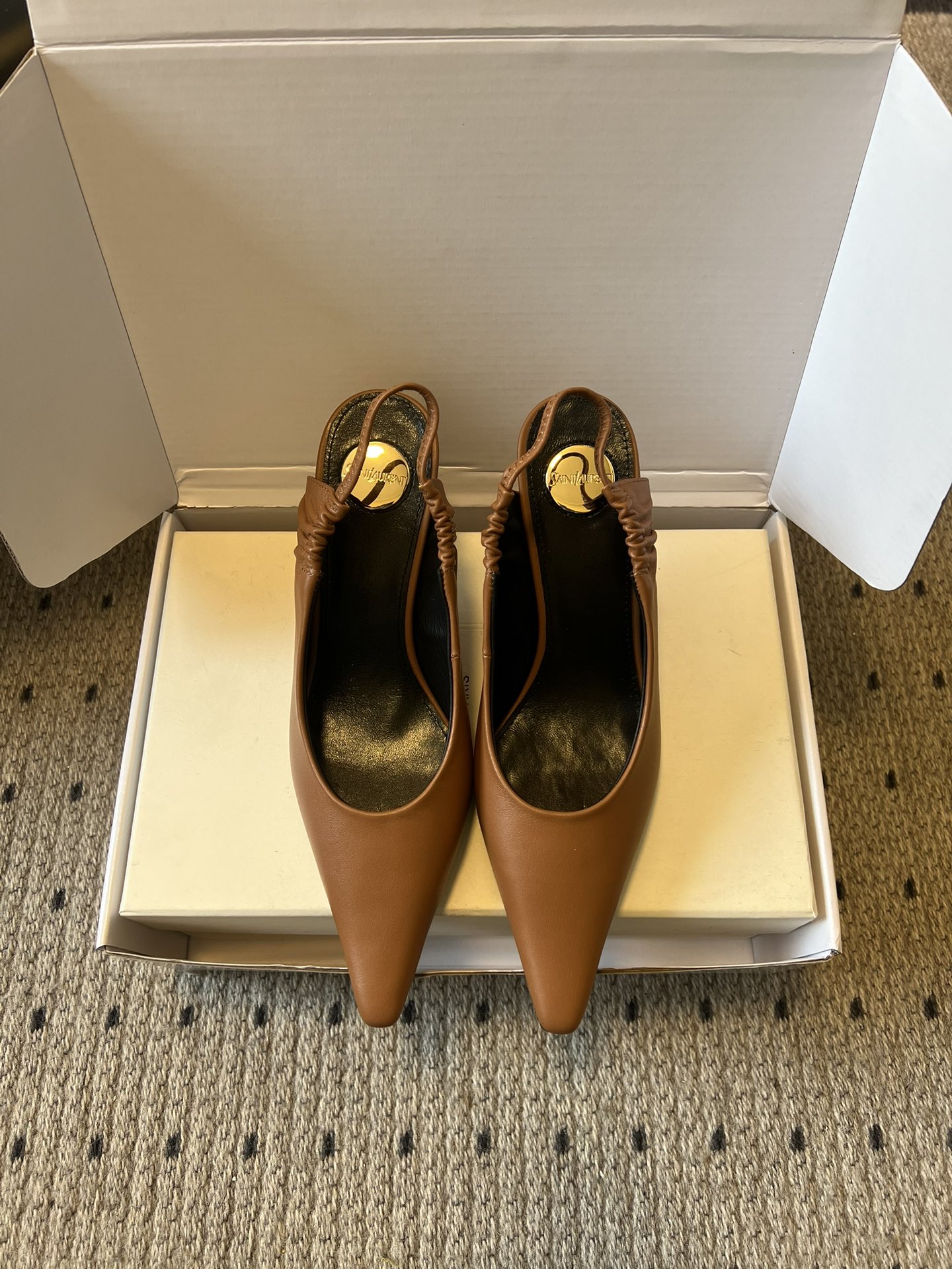 NO:750421,Top quality Saint Lauren* 26SS early spring new Saint Laurent pointed toe high heels  The YSL pointed toe back design is an elegant replica of the 90s pictorials. The pleated drawstring at the heel blends retro details into every inch of leather. The freshness of avocado green, the richness of burgundy, and the tenderness of caramel make every pair look like they have stepped out of the old days.  The heroine. The neat pointed toe outlines an effortless sense of fashion. The drawstring back strap is hidden in simplicity. Whether it is paired with a suit or a dress, it can enhance your style with one click. This is a pair of shoes that can make you 'the simpler, the more advanced'.  Every color is a mood. Fresh avocado green, rich burgundy, gentle caramel brown, and cool black. Use a pair of shoes to switch your daily style and let every step be at your own pace. Upper cowhide, lining sheepskin, sole Italian genuine leather outsole, heel height 7.5cm, size 35-41 (40.41 customized, non-refundable), sandals, saint laurent, saint laurent, saint  laurent,sandals,high heels,skirts,business suit,cowhide,sheepskin,Leather soles19860909顶级品质 Saint Lauren* 26SS早春新款圣罗兰尖头高跟鞋 Ysl尖头后空设计,是90年代画报里的优雅复刻.后跟褶皱抽绳,把复古细节揉进每一寸皮革里,牛油果绿的清新、酒红的浓郁、焦糖的温柔,每一双都像从旧时光里走出来的女主角.利落的尖头,勾勒出毫不费力的时髦感.抽绳后绊带,在简约中藏着小心机,不管是搭配西装还是连衣裙,都能一键提升格调,这是一双能让你“越简单越高级”的鞋. 每一种颜色,都是一种心情.清新牛油果绿、浓郁酒红、温柔焦糖棕、酷飒黑,用一双鞋,切换你的每日风格,让每一步,都踩在自己的节奏里. 鞋面牛皮 内里羊皮 鞋底意大利真皮大底 跟高7.5cm 码数35-41（40.41定制不退换）,凉鞋,saint laurent,saint laurent,saint laurent,sandals,high heels,skirts,business suit,cowhide,sheepskin,Leather soles,Women's Shoes