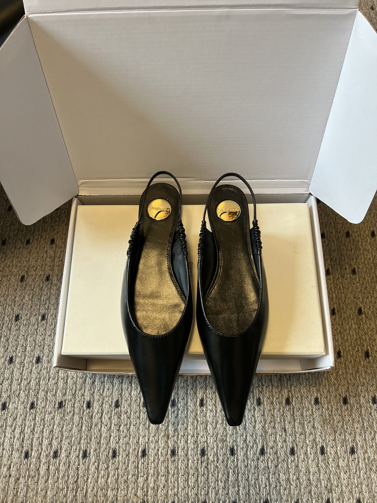 NO:747390,Saint Laurent 26SS early spring new Saint Laurent flat shoes YSL select fine leather and are tanned through multiple processes, showing a smooth touch like silk satin. The heel drawstring is hand-wrinkled, and every texture is full of ingenuity, which not only ensures the fit, but also injects a touch of agility into the neat pointed toe. The gold roundel embellishes the footbed, revealing refinement in a low-key manner, and every detail tells a sense of high-end.  The heel drawstring is an ingenious idea of modern design, breaking the stereotype of traditional empty shoes and finding a perfect balance between comfort and fashion. This pair of shoes is not only a single item, but also an expression of an attitude towards life. Upper cowhide, lining sheepskin, sole Italian genuine leather outsole, increased by 2cm, size 35-41 (40.41 customized, non-refundable), half-slip sandals, saint laurent, saint laurent, saint  laurent,sandals,flats,cowhide,sheepskin,Leather soles19860909Saint Laurent 26SS早春新款圣罗兰平底鞋 Ysl甄选细腻皮革,经多道工序鞣制,呈现出如丝缎般的柔滑触感.后跟抽绳采用手工褶皱工艺,每一道纹理都饱含匠心,既保证了贴合度,又为利落的尖头注入一丝灵动.金色圆标点缀鞋床,低调中透着精致,每一处细节都在诉说着高级感. 后跟抽绳则是现代设计的巧思,打破了传统后空鞋的刻板印象,在舒适与时髦之间找到了完美平衡.这双鞋,不仅是一件单品,更是一种生活态度的表达. 鞋面牛皮 内里羊皮 鞋底意大利真皮大底 增高2cm 码数35-41（40.41定制不退换）,半拖凉鞋,saint laurent,saint laurent,saint laurent,sandals,flats,cowhide,sheepskin,Leather soles,Women's Shoes