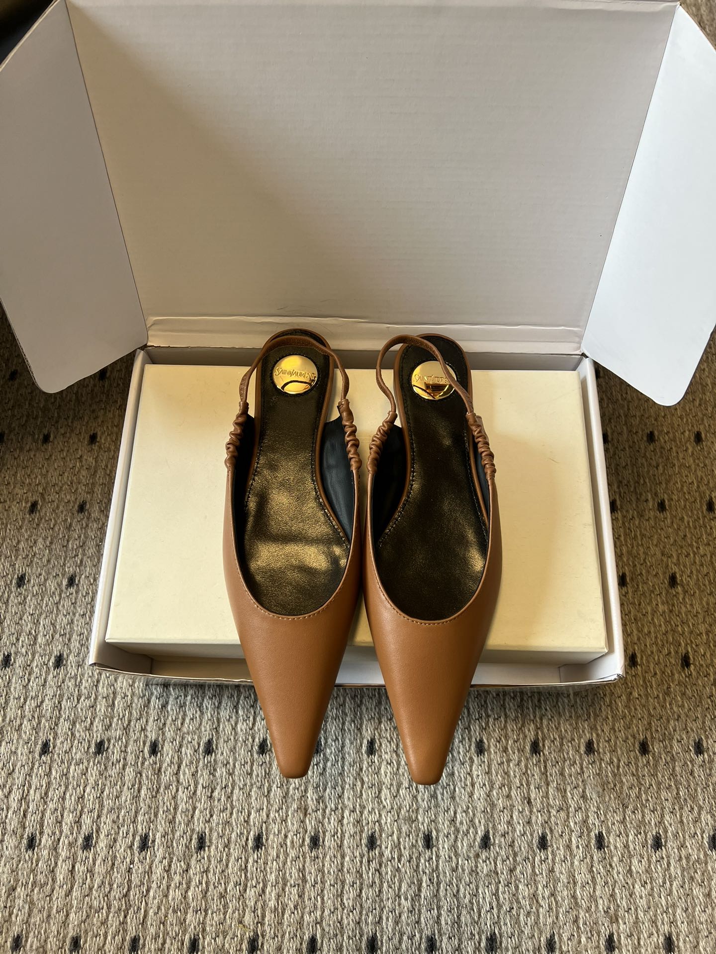 NO:750416,Top-quality Saint Lauren*26SS early spring new Saint Laurent flats. YSL selects fine leather and is tanned through multiple processes, giving it a smooth touch like silk satin. The heel drawstring is hand-wrinkled, and every texture is full of ingenuity, which not only ensures the fit, but also injects a touch of agility into the neat pointed toe. The gold roundel embellishes the footbed, revealing exquisiteness in a low-key manner, and every detail tells a sense of high-end.  The heel drawstring is an ingenious idea of modern design, breaking the stereotype of traditional empty shoes and finding a perfect balance between comfort and fashion. This pair of shoes is not only a single item, but also an expression of an attitude towards life. Upper cowhide, lining sheepskin, sole Italian genuine leather outsole, increased by 2cm, size 35-41 (40.41 customized, non-returnable), half drag, saint laurent, saint laurent, saint  laurent,flats,cowhide,sheepskin,leather soles19860909顶级品质 Saint Lauren*26SS早春新款圣罗兰平底鞋 Ysl甄选细腻皮革,经多道工序鞣制,呈现出如丝缎般的柔滑触感.后跟抽绳采用手工褶皱工艺,每一道纹理都饱含匠心,既保证了贴合度,又为利落的尖头注入一丝灵动.金色圆标点缀鞋床,低调中透着精致,每一处细节都在诉说着高级感. 后跟抽绳则是现代设计的巧思,打破了传统后空鞋的刻板印象,在舒适与时髦之间找到了完美平衡.这双鞋,不仅是一件单品,更是一种生活态度的表达. 鞋面牛皮 内里羊皮 鞋底意大利真皮大底 增高2cm 码数35-41（40.41定制不退换）,半拖,saint laurent,saint laurent,saint laurent,flats,cowhide,sheepskin,Leather soles,Women's Shoes