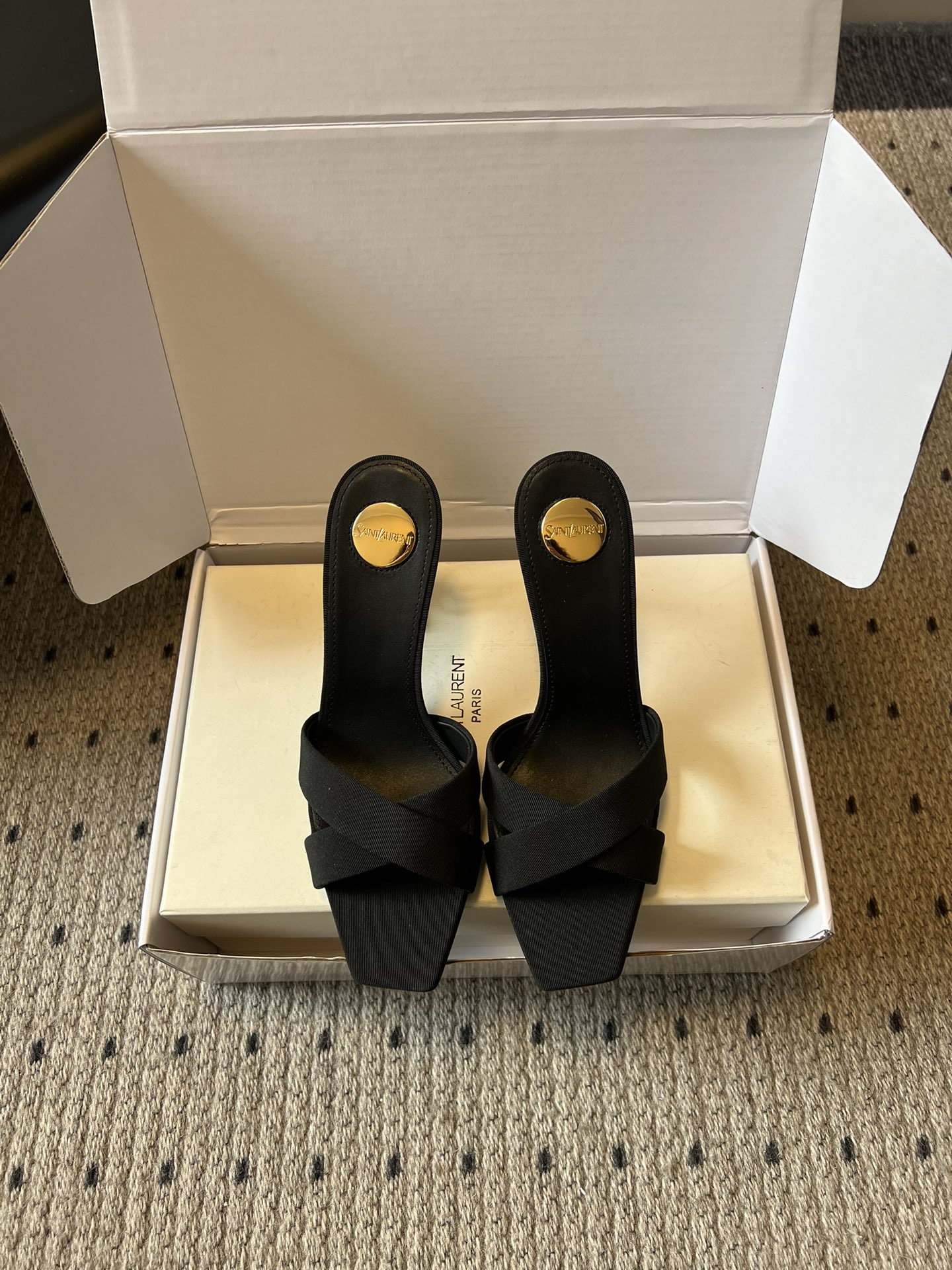 NO:747381,Saint Laurent 26SS new model for early spring, Saint Laurent satin cross stilettos. Glossy satin wraps around cross lines, the square toe is neat and flatters the shape of the feet. The moment the stilettos stand on tiptoe, it is an elegant statement of full aura. The wildness of leopard print, the coolness of lake blue, the warmth of rose red, the tenderness of champagne... Each color is customized for different scenes. It is the focus of attention at parties, fatal romance when dating, and low-key edge when commuting.  Golden round buckles are embellished with details, and the red-brown lining hides a delicate secret. When you step on it, you will be a heroine with its own soft light filter. Say goodbye to bulkiness and restraint, and use satin texture to unlock summer lightness. The cross-strap design cleverly modifies the foot shape, and the stilettos elongate the leg lines. From classic black to retro brown, from cool blue to warm rose red, a pair of shoes can instantly upgrade the basic outfit. Satin upper, sheepskin lining, Italian genuine leather outsole  Heel height 9.5cm, size 35-41 (40.41 customized, non-refundable), high heels and slippers, saint laurent, saint laurent, high heels, slippers, sheepskin, silk fabric, Leather soles19860909Saint Laurent 26SS早春新款圣罗兰缎面交叉细高跟 光泽缎面缠绕出交叉线条,方头利落又修饰脚型, 细高跟踮起的瞬间,是气场全开的优雅宣言. 豹纹的野性、湖蓝的清冷、玫红的热烈、香槟的温柔……每一种色彩都为不同场景定制派对上是吸睛焦点,约会时是致命浪漫,通勤里是低调锋芒. 金色圆扣点缀细节,红棕内里藏着精致小心机, 踩上它,你就是自带柔光滤镜的女主角. 告别笨重与束缚,用缎面质感解锁夏日轻盈. 交叉绑带设计巧妙修饰脚型,细高跟拉长腿部线条,从经典黑到复古棕,从冷调蓝到热烈玫红, 一双鞋,就能让基础穿搭瞬间升级. 鞋面绸缎 内里羊皮 鞋底意大利真皮大底 跟高9.5cm 码数35-41（40.41定制不退换）,高跟鞋拖鞋,saint laurent,saint laurent,high heels,slippers,sheepskin,silk fabric,Leather soles,Women's Shoes