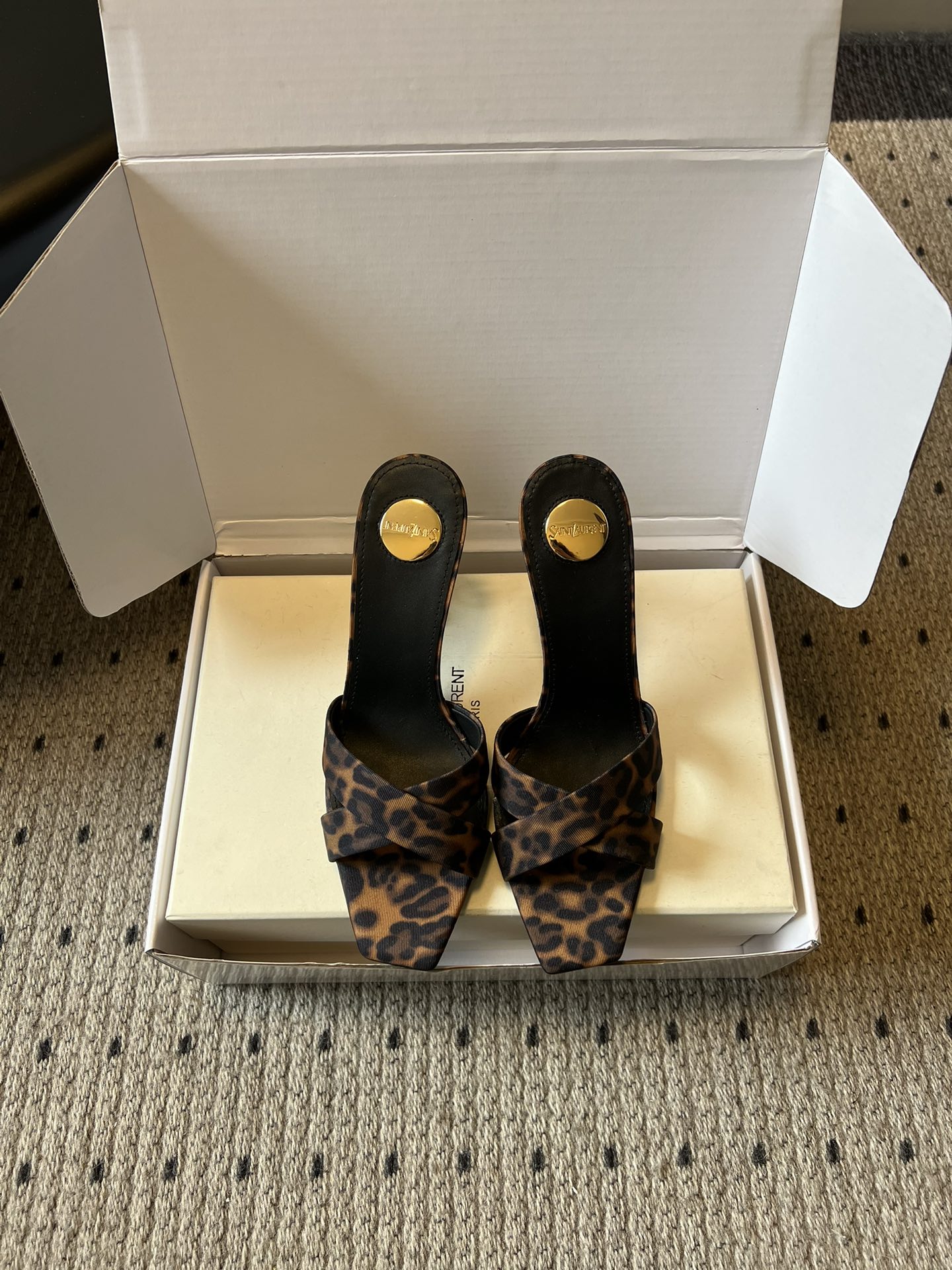 NO:750410,Top quality Saint Lauren* 26SS early spring new Saint Laurent satin cross stilettos. The glossy satin is wrapped with cross lines, the square toe is neat and flatters the foot shape. The moment the stilettos stand on tiptoe, it is an elegant statement of full aura. The wildness of leopard print, the coolness of lake blue, the enthusiasm of rose red, the tenderness of champagne... Each color is customized for different scenes. It is the focus of attention at parties, fatal romance when dating, and low-key edge when commuting.  Golden round buckles are embellished with details, and the red-brown lining hides a delicate secret. When you step on it, you will be a heroine with its own soft light filter. Say goodbye to bulkiness and restraint, and use satin texture to unlock summer lightness. The cross-strap design cleverly modifies the foot shape, and the stilettos elongate the leg lines. From classic black to retro brown, from cool blue to warm rose red, a pair of shoes can instantly upgrade the basic outfit. Satin upper, sheepskin lining, Italian genuine leather outsole  Heel height 9.5cm, size 35-41 (40.41 customized, non-refundable), high heels and slippers, saint laurent, saint laurent, high heels, slippers, sheepskin, silk fabric, Leather soles19860909顶级品质 Saint Lauren* 26SS早春新款圣罗兰缎面交叉细高跟 光泽缎面缠绕出交叉线条,方头利落又修饰脚型, 细高跟踮起的瞬间,是气场全开的优雅宣言. 豹纹的野性、湖蓝的清冷、玫红的热烈、香槟的温柔……每一种色彩都为不同场景定制派对上是吸睛焦点,约会时是致命浪漫,通勤里是低调锋芒. 金色圆扣点缀细节,红棕内里藏着精致小心机, 踩上它,你就是自带柔光滤镜的女主角. 告别笨重与束缚,用缎面质感解锁夏日轻盈. 交叉绑带设计巧妙修饰脚型,细高跟拉长腿部线条,从经典黑到复古棕,从冷调蓝到热烈玫红, 一双鞋,就能让基础穿搭瞬间升级. 鞋面绸缎 内里羊皮 鞋底意大利真皮大底 跟高9.5cm 码数35-41（40.41定制不退换）,高跟鞋拖鞋,saint laurent,saint laurent,high heels,slippers,sheepskin,silk fabric,Leather soles,Women's Shoes