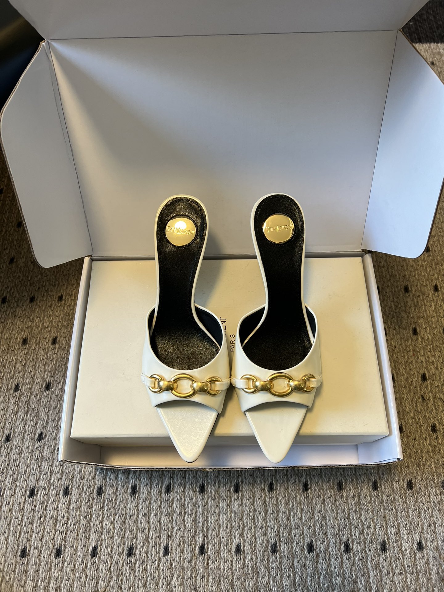 NO:750409,Top quality Saint Lauren* 26SS early spring new Saint Laurent chain pointed toe high-heeled slippers Ysl pointed toe stiletto heels are elegance engraved in DNA. The golden chain flows on the upper, like the delicacy in a retro illustrated magazine, on the feet. Every step is effortless nobility and style. Who can resist a pair of chain mules with their own aura?  The pointed toe lengthens the leg line, and the metal chain lights up the whole body. From commuting suits to date skirts, you can switch to the 'heroine' mode with one click. The complexity is eliminated, leaving only clean lines and metallic luster. The pointed toe outlines the edge, and the chain embellishes your attitude. This pair of shoes is your style statement that needs no words. The shiny patent leather + gold chain are retro and sexy, and the upper feet directly transform into 'the flower of wealth in the world', and you walk with wind!  Upper cowhide, lining sheepskin, sole Italian genuine leather outsole, heel height 7.5cm, size 35-41 (40.41 customized, non-refundable), high heels and slippers, saint laurent, saint laurent, saint laurent, high heels, slippers, skirts, business suit, cowhide, sheepskin, Leather soles19860909顶级品质 Saint Lauren* 26SS早春新款圣罗兰链条尖头高跟拖鞋 Ysl 尖头细高跟,是刻在DNA里的优雅.金色链条在鞋面流转,像把复古画报里的精致,在了脚上.每一步,都是不费力的贵气与风情.谁能拒绝一双自带气场的链条穆勒鞋？尖头拉长腿线,金属链点亮全身,从通勤西装到约会小裙,都能一键切换成“女主角”模式. 褪去繁杂,只留利落线条与金属光泽.尖头勾勒锋芒,链条点缀态度,这双鞋,是你无需多言的风格宣言.漆皮亮面+金色链条,复古又性感,上脚直接变身“人间富贵花”,走路都带风！ 鞋面牛皮 内里羊皮 鞋底意大利真皮大底 跟高7.5cm 码数35-41（40.41定制不退换）,高跟鞋拖鞋,saint laurent,saint laurent,saint laurent,high heels,slippers,skirts,business suit,cowhide,sheepskin,Leather soles,Women's Shoes