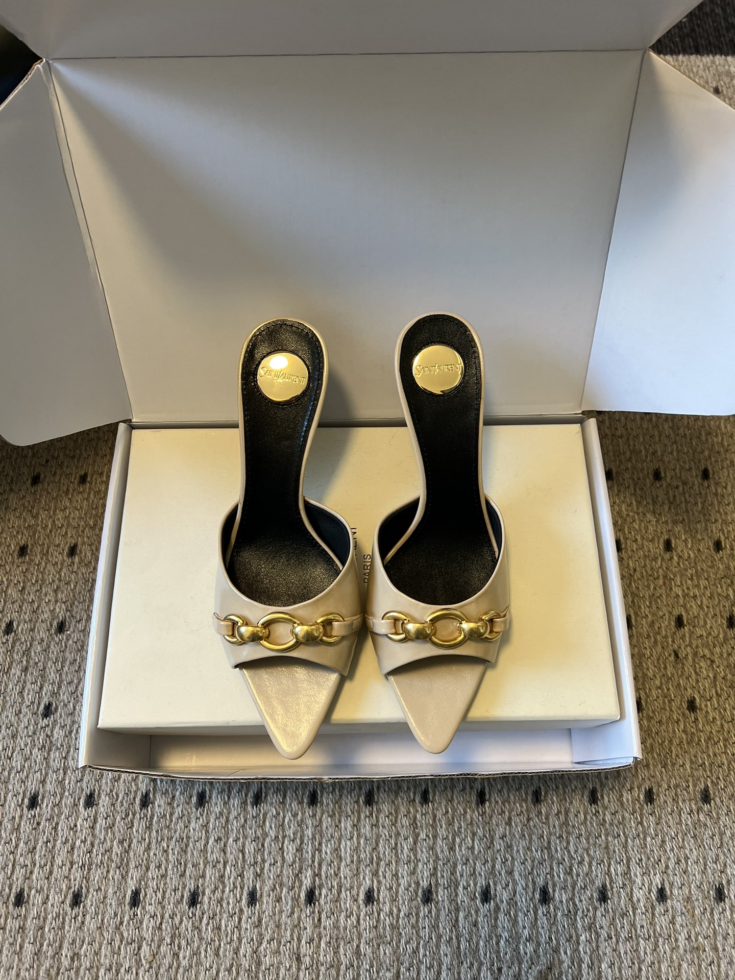 NO:747168,Saint Lauren* 26SS early spring new Saint Laurent chain pointed toe high-heeled slippers Ysl pointed toe stilettos are elegance engraved in DNA. The golden chain flows on the upper, like the delicacy in a retro picture, on the feet. Every step is effortless nobility and style. Who can resist a pair of chain mules with their own aura?  The pointed toe lengthens the leg line, and the metal chain lights up the whole body. From commuting suits to date skirts, you can switch to the 'heroine' mode with one click. The complexity is eliminated, leaving only clean lines and metallic luster. The pointed toe outlines the edge, and the chain embellishes your attitude. This pair of shoes is your style statement that needs no words. The shiny patent leather + gold chain are retro and sexy, and the upper feet directly transform into 'the flower of wealth in the world', and you walk with wind!  Upper cowhide, lining sheepskin, sole Italian genuine leather outsole, heel height 7.5cm, size 35-41 (40.41 customized, non-refundable), high heels and slippers, saint laurent, saint laurent, saint laurent, high heels, slippers, skirts, business suit, cowhide, sheepskin, Leather soles19860909Saint Lauren* 26SS早春新款圣罗兰链条尖头高跟拖鞋 Ysl 尖头细高跟,是刻在DNA里的优雅.金色链条在鞋面流转,像把复古画报里的精致,在了脚上.每一步,都是不费力的贵气与风情.谁能拒绝一双自带气场的链条穆勒鞋？尖头拉长腿线,金属链点亮全身,从通勤西装到约会小裙,都能一键切换成“女主角”模式. 褪去繁杂,只留利落线条与金属光泽.尖头勾勒锋芒,链条点缀态度,这双鞋,是你无需多言的风格宣言.漆皮亮面+金色链条,复古又性感,上脚直接变身“人间富贵花”,走路都带风！ 鞋面牛皮 内里羊皮 鞋底意大利真皮大底 跟高7.5cm 码数35-41（40.41定制不退换）,高跟鞋拖鞋,saint laurent,saint laurent,saint laurent,high heels,slippers,skirts,business suit,cowhide,sheepskin,Leather soles,Women's Shoes