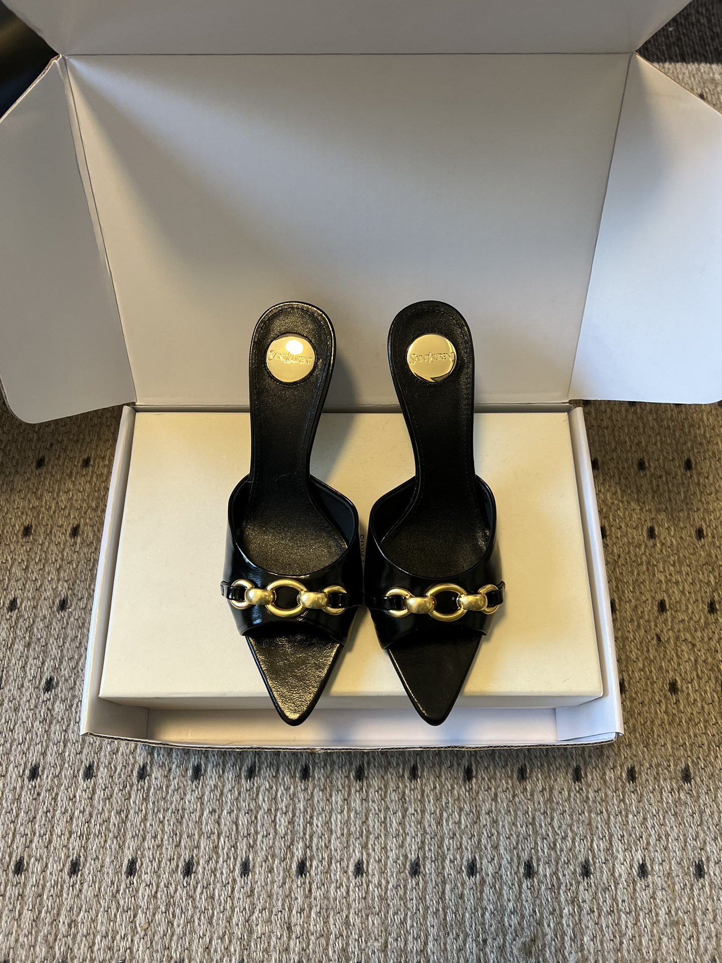 NO:747386,Saint Laurent 26SS early spring new Saint Laurent chain pointed toe high-heeled slippers Ysl pointed toe stiletto heels are elegance engraved in DNA. The golden chain flows on the upper, like the delicacy in a retro illustrated magazine, on the feet. Every step is effortless nobility and style. Who can resist a pair of chain mules with their own aura?  The pointed toe lengthens the leg line, and the metal chain lights up the whole body. From commuting suits to date skirts, you can switch to the 'heroine' mode with one click. The complexity is eliminated, leaving only clean lines and metallic luster. The pointed toe outlines the edge, and the chain embellishes your attitude. This pair of shoes is your style statement that needs no words. The shiny patent leather + gold chain are retro and sexy, and the upper feet directly transform into 'the flower of wealth in the world', and you walk with wind!  Upper cowhide, lining sheepskin, sole Italian genuine leather outsole, heel height 7.5cm, size 35-41 (40.41 customized, non-refundable), high heels and slippers, saint laurent, saint laurent, saint laurent, high heels, slippers, skirts, business suit, cowhide, sheepskin, Leather soles19860909Saint Laurent 26SS早春新款圣罗兰链条尖头高跟拖鞋 Ysl 尖头细高跟,是刻在DNA里的优雅.金色链条在鞋面流转,像把复古画报里的精致,在了脚上.每一步,都是不费力的贵气与风情.谁能拒绝一双自带气场的链条穆勒鞋？尖头拉长腿线,金属链点亮全身,从通勤西装到约会小裙,都能一键切换成“女主角”模式. 褪去繁杂,只留利落线条与金属光泽.尖头勾勒锋芒,链条点缀态度,这双鞋,是你无需多言的风格宣言.漆皮亮面+金色链条,复古又性感,上脚直接变身“人间富贵花”,走路都带风！ 鞋面牛皮 内里羊皮 鞋底意大利真皮大底 跟高7.5cm 码数35-41（40.41定制不退换）,高跟鞋拖鞋,saint laurent,saint laurent,saint laurent,high heels,slippers,skirts,business suit,cowhide,sheepskin,Leather soles,Women's Shoes