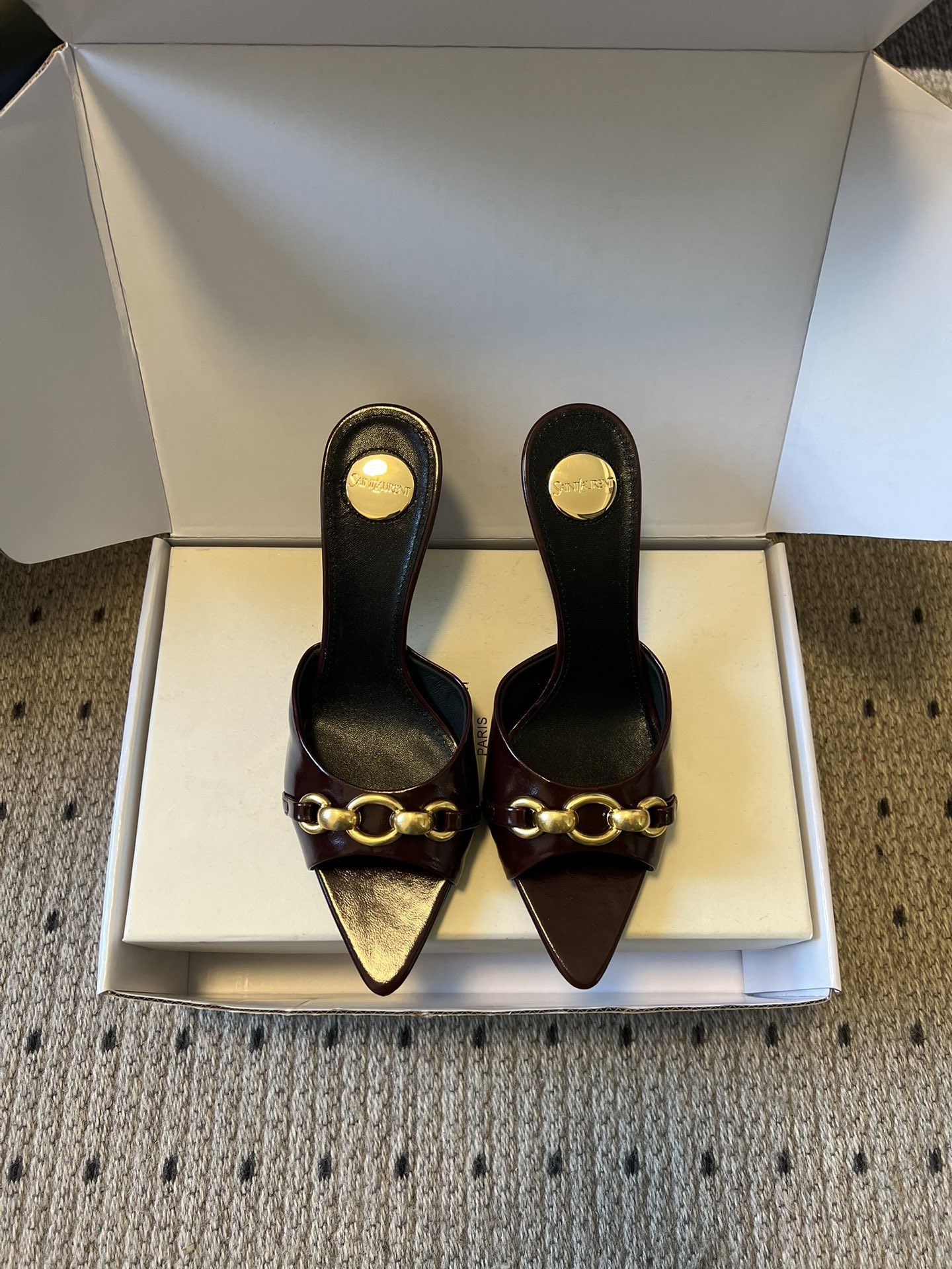 NO:747171,Saint Lauren* 26SS early spring new Saint Laurent chain pointed toe high-heeled slippers Ysl pointed toe stilettos are elegance engraved in DNA. The golden chain flows on the upper, like the delicacy in a retro picture, on the feet. Every step is effortless nobility and style. Who can resist a pair of chain mules with their own aura?  The pointed toe lengthens the leg line, and the metal chain lights up the whole body. From commuting suits to date skirts, you can switch to the 'heroine' mode with one click. The complexity is eliminated, leaving only clean lines and metallic luster. The pointed toe outlines the edge, and the chain embellishes your attitude. This pair of shoes is your style statement that needs no words. The shiny patent leather + gold chain are retro and sexy, and the upper feet directly transform into 'the flower of wealth in the world', and you walk with wind!  Upper cowhide, lining sheepskin, sole Italian genuine leather outsole, heel height 7.5cm, size 35-41 (40.41 customized, non-refundable), high heels and slippers, saint laurent, saint laurent, saint laurent, high heels, slippers, skirts, business suit, cowhide, sheepskin, Leather soles19860909Saint Lauren* 26SS早春新款圣罗兰链条尖头高跟拖鞋 Ysl 尖头细高跟,是刻在DNA里的优雅.金色链条在鞋面流转,像把复古画报里的精致,在了脚上.每一步,都是不费力的贵气与风情.谁能拒绝一双自带气场的链条穆勒鞋？尖头拉长腿线,金属链点亮全身,从通勤西装到约会小裙,都能一键切换成“女主角”模式. 褪去繁杂,只留利落线条与金属光泽.尖头勾勒锋芒,链条点缀态度,这双鞋,是你无需多言的风格宣言.漆皮亮面+金色链条,复古又性感,上脚直接变身“人间富贵花”,走路都带风！ 鞋面牛皮 内里羊皮 鞋底意大利真皮大底 跟高7.5cm 码数35-41（40.41定制不退换）,高跟鞋拖鞋,saint laurent,saint laurent,saint laurent,high heels,slippers,skirts,business suit,cowhide,sheepskin,Leather soles,Women's Shoes