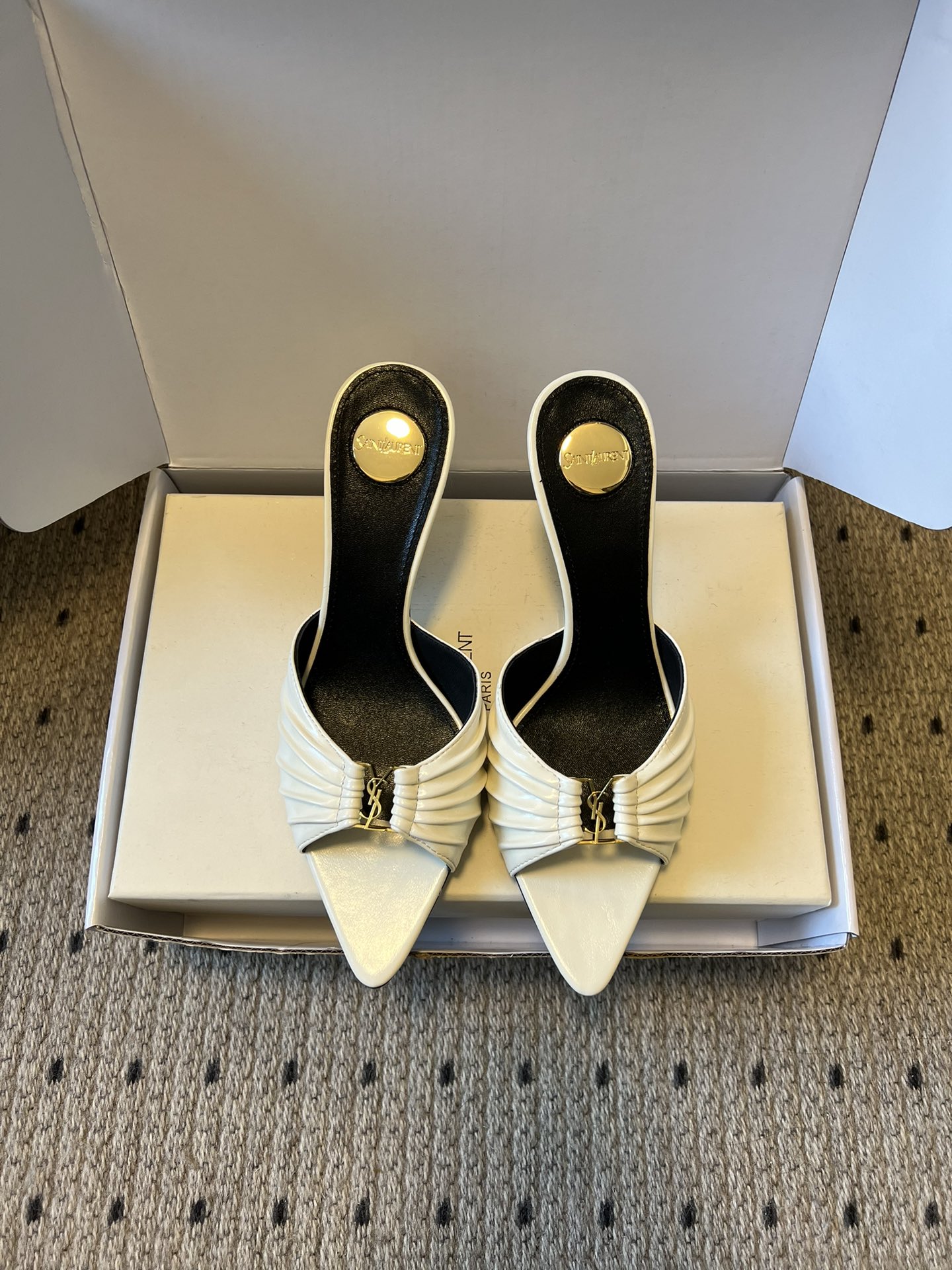 NO:750384,Top quality Saint Lauren* 26SS early spring new 7.5cm heel high pleated mules. The pleated design of the YSL upper is like the delicacy in retro illustrated magazines being kneaded into the shoes. The pointed stiletto heels outline neat lines and are embellished with metal buckles. Every step brings just the right amount of nobility and style.  It is an 'atmosphere artifact' that makes people fall in love at a glance. The complexity is eliminated, leaving only pure texture and lines. The pleated leather is the finishing touch, showing exquisiteness in simplicity. Whether it is paired with a suit or a dress, it can easily hold the audience. Who can resist a pair of pleated mules with its own elegant buff?  The pointed toe lengthens the leg shape and the pleats add softness. From commuting to dating, it is your safest choice, making you low-key and dazzling in the crowd. Upper cowhide leather lining sheepskin sole Italian leather outsole Heel height 7.5cm Size 35-41 (40.41 customization is non-refundable), high heels and slippers, saint laurent, saint laurent, high heels, slippers, skirts, business  suit,cowhide,sheepskin,leather soles19860909顶级品质 Saint Lauren* 26SS 早春新款7.5cm跟高褶皱穆勒鞋 Ysl鞋面的褶皱设计,像把复古画报里的精致揉进了鞋里.尖头细高跟勾勒出利落线条,金属扣点缀其间,每一步都带着恰到好处的贵气与风情, 是让人一眼沦陷的“氛围感神器”.褪去繁杂,只留纯粹的质感与线条.褶皱皮革是点睛之笔,在简约中透出精致,不管是搭配西装还是连衣裙,都能轻松hold住全场. 谁能拒绝一双自带优雅buff的褶皱穆勒鞋？尖头拉长腿型,褶皱增添柔媚,从通勤到约会,它都是你最稳妥的选择,让你在人群中,低调又耀眼. 鞋面牛皮 内里羊皮 鞋底意大利真皮大底 跟高7.5cm 码数35-41（40.41定制不退换）,高跟鞋拖鞋,saint laurent,saint laurent,high heels,slippers,skirts,business suit,cowhide,sheepskin,Leather soles,Women's Shoes