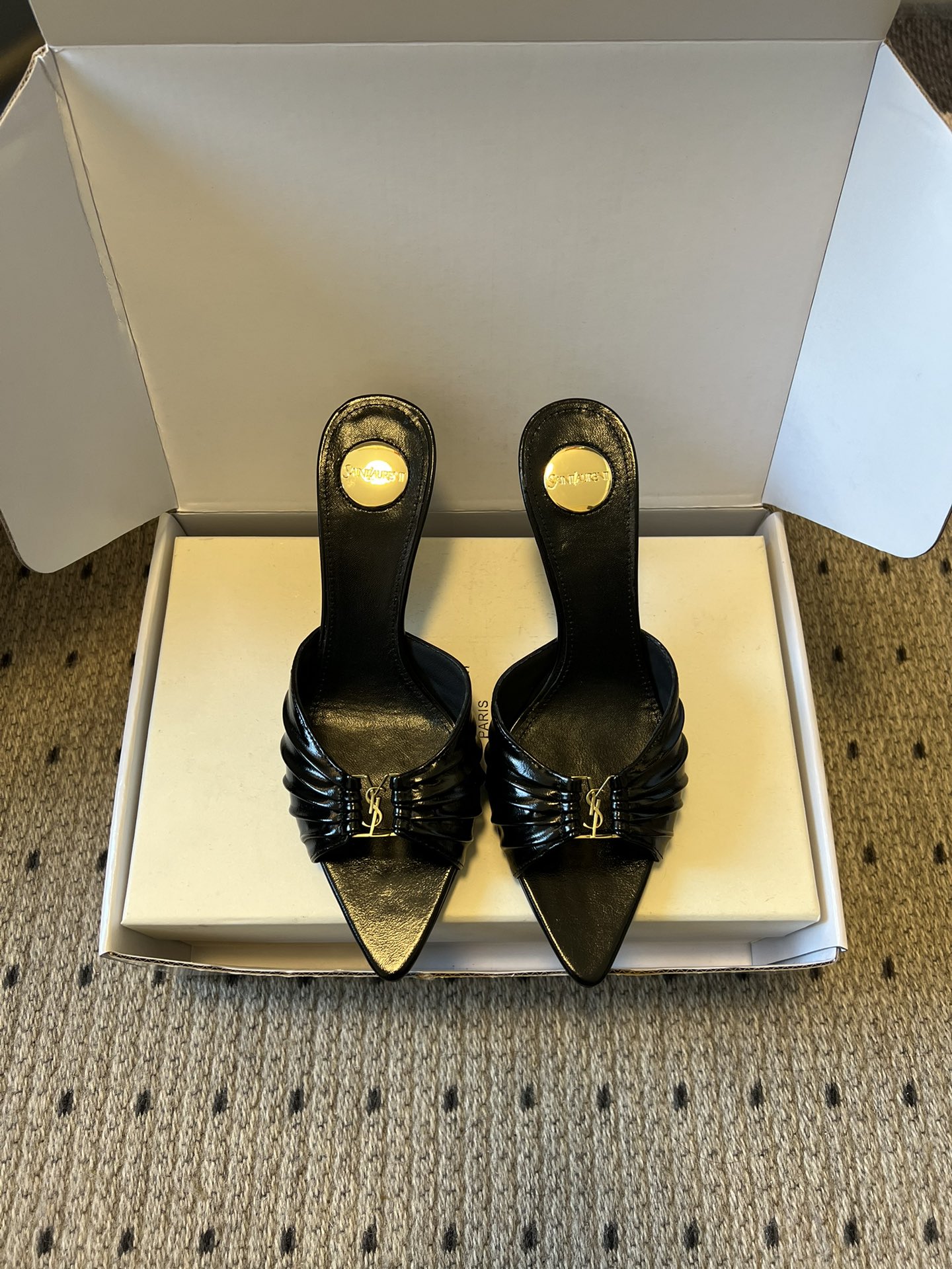 NO:747384,Saint Laurent 26SS early spring new 7.5cm heel high pleated mules. The pleated design of the YSL upper is like rubbing the delicacy from retro pictorials into the shoes. The pointed stiletto heels outline neat lines and are embellished with metal buckles. Every step brings just the right amount of nobility and style.  It is an 'atmosphere artifact' that makes people fall in love at a glance. The complexity is eliminated, leaving only pure texture and lines. The pleated leather is the finishing touch, showing exquisiteness in simplicity. Whether it is paired with a suit or a dress, it can easily hold the audience. Who can resist a pair of pleated mules with its own elegant buff?  The pointed toe lengthens the leg shape and the pleats add softness. From commuting to dating, it is your safest choice, making you low-key and dazzling in the crowd. Upper cowhide leather lining sheepskin sole Italian leather outsole Heel height 7.5cm Size 35-41 (40.41 customization is non-refundable), high heels and slippers, saint laurent, saint laurent, high heels, slippers, skirts, business  suit,cowhide,sheepskin,leather soles19860909Saint Laurent 26SS 早春新款7.5cm跟高褶皱穆勒鞋 Ysl鞋面的褶皱设计,像把复古画报里的精致揉进了鞋里.尖头细高跟勾勒出利落线条,金属扣点缀其间,每一步都带着恰到好处的贵气与风情, 是让人一眼沦陷的“氛围感神器”.褪去繁杂,只留纯粹的质感与线条.褶皱皮革是点睛之笔,在简约中透出精致,不管是搭配西装还是连衣裙,都能轻松hold住全场. 谁能拒绝一双自带优雅buff的褶皱穆勒鞋？尖头拉长腿型,褶皱增添柔媚,从通勤到约会,它都是你最稳妥的选择,让你在人群中,低调又耀眼. 鞋面牛皮 内里羊皮 鞋底意大利真皮大底 跟高7.5cm 码数35-41（40.41定制不退换）,高跟鞋拖鞋,saint laurent,saint laurent,high heels,slippers,skirts,business suit,cowhide,sheepskin,Leather soles,Women's Shoes