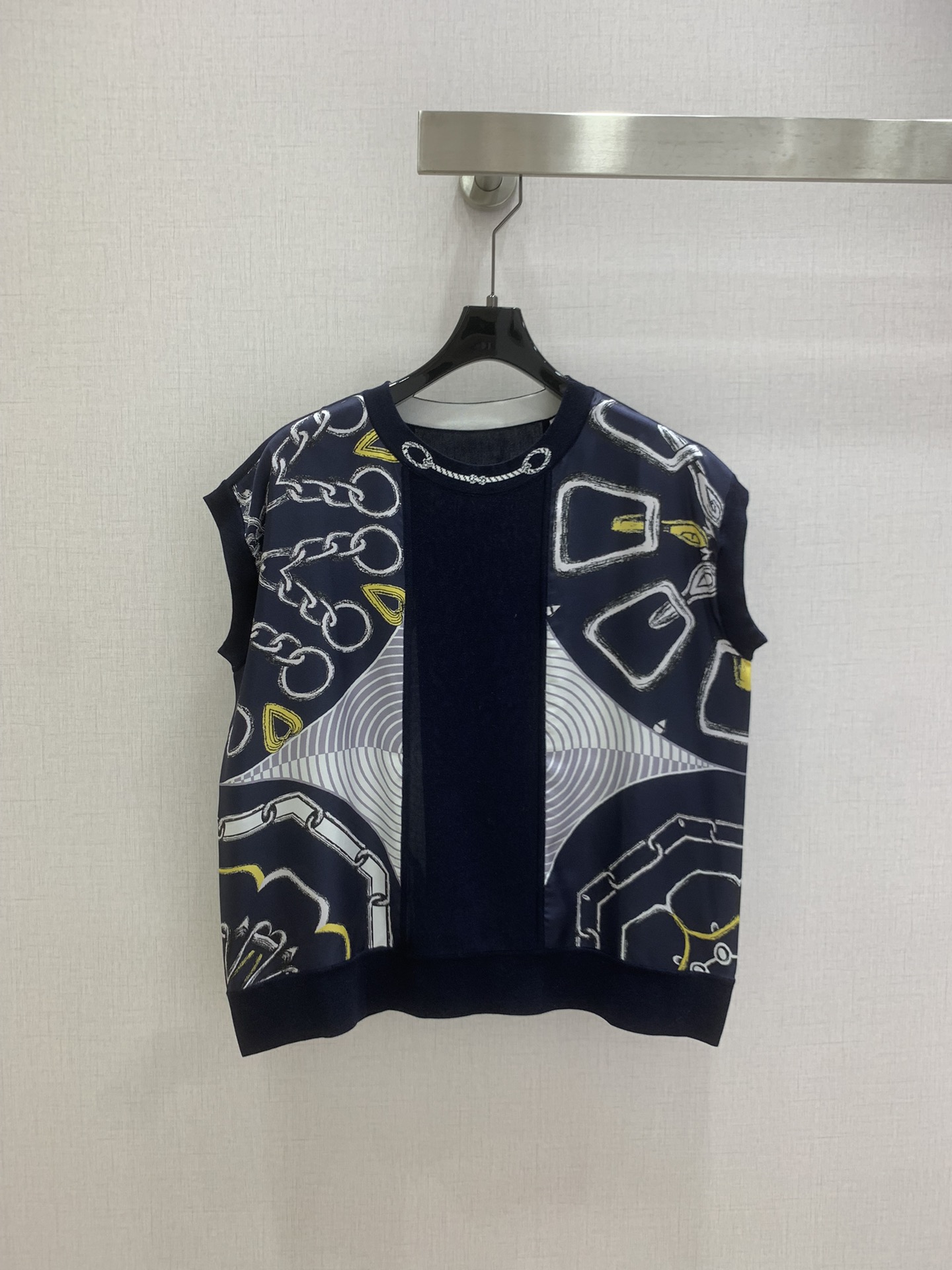 NO:740465,Highly recommended 26 early spring new style silk printed sleeveless top H official website same style silk and knitted. The front piece is 19mm pure silk twill thick positioning printing, the back piece yarn is ultra-fine mulberry silk Tencel blend. The drawstring process on the hem makes it slimmer, light and breathable when worn close to the body. The splicing parts of knitted and silk are completed by hand sewing machines, with fine workmanship. Two colors SMLXL code, high quality ABC,, real silk,19860909强烈推荐 26早春新款 真丝印花无袖上衣 H官网同款真丝拼针织.前片19姆米纯真丝斜纹稠定位印花,后片纱线超细桑蚕丝天丝混纺.下摆抽绳工艺更加显瘦,贴身穿着轻盈透气.针织与真丝的拼接部分都为手工缝盘机完成,做工精细.两个色 SMLXL码 高品质ABC,,real silk,,Women's clothing