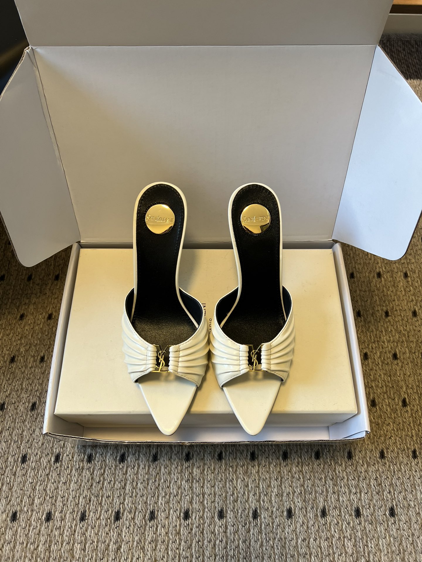 NO:750390,Top quality Saint Lauren* 26SS new early spring 9.5cm heel high pleated mules. The fine leather has a pleated texture, and the pointed toes neatly outline the lines of the foot. Metal buckles are embellished on the upper, which is a low-key but exquisite symbol that cannot be ignored. The gentleness of taro purple, the cleanness of milky white, the gentleness of nude pink, the retroness of caramel brown, the enthusiasm of burgundy, and the coolness of jet black... Each tone is different. Customized aura: You are a capable heroine in the workplace, an eye-catching heroine at parties, and a fatal tenderness when dating. The moment you stand on tiptoe with stiletto heels, you weld confidence and elegance to your feet, walk with wind, and also bring a sense of high-end that people can't take their eyes away from. Folds hide details, metal buckles are full of attitude, and stiletto heels are the confidence of urban women. Pointed toes + sandals, walking with wind, but also with a gentle edge that makes people fall. From taro purple to burgundy, each pair is the finishing touch in the outfit, low-key but self-recognizable. Without too many decorations, the leather texture and metallic luster are enough to define the sense of luxury. Cowhide upper, sheepskin lining, Italian genuine leather outsole, heel height 9.5cm Size 35-41 (40.41 customized, non-refundable), high heels and slippers, saint laurent, high heels, slippers, cowhide, sheepskin, Leather soles19860909顶级品质 Saint Lauren* 26SS 早春新款9.5cm跟高褶皱穆勒鞋 细腻皮革揉出褶皱肌理,尖頭利落勾勒脚型线条, 金属扣点缀在鞋面,是低调却不容忽视的精致符号.香芋紫的温柔、奶白的干净、裸粉的温婉、焦糖棕的复古、酒红的热烈、墨黑的酷感……每一种色调都为不同气场定制职场里是干练大女主,派对上是吸睛女主角,约会时是致命温柔感.细高跟踮起的瞬间,把自信与优雅焊在脚上,走路带风,也带让人移不开眼的高级感. 褶皱藏着细节,金属扣写满态度,细跟是都市女性的底气.尖头+凉拖,走路带风,也带让人沦陷的温柔锋芒.从香芋紫到酒红,每一双都是穿搭里的点睛之笔,低调却自带辨识度.不用过多装饰,皮革肌理与金属光泽,就足以定义高级感. 鞋面牛皮 内里羊皮 鞋底意大利真皮大底 跟高9.5cm 码数35-41（40.41定制不退换）,高跟鞋拖鞋,saint laurent,high heels,slippers,cowhide,sheepskin,Leather soles,Women's Shoes