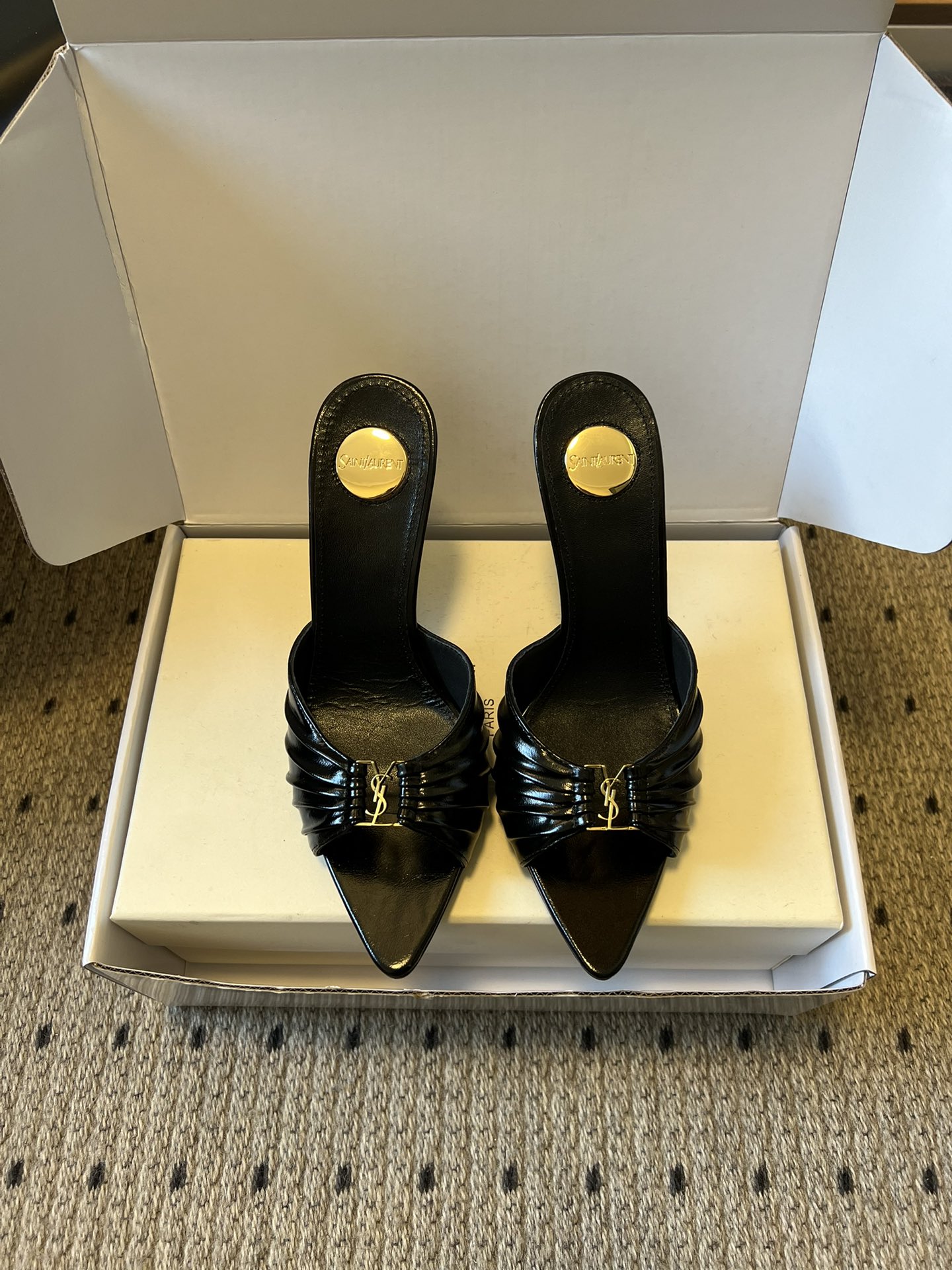 NO:747382,Saint Laurent 26SS new early spring 9.5cm heel high pleated mules. The fine leather has a pleated texture, and the pointed toe neatly outlines the lines of the foot. Metal buckles are embellished on the upper, which is a low-key but exquisite symbol that cannot be ignored. The gentleness of taro purple, the cleanness of milky white, the gentleness of nude pink, the retroness of caramel brown, the enthusiasm of burgundy, and the coolness of jet black... Each tone is different. Customized aura: You are a capable heroine in the workplace, an eye-catching heroine at parties, and a fatal tenderness when dating. The moment you stand on tiptoe with stiletto heels, you weld confidence and elegance to your feet, walk with wind, and also bring a sense of high-end that people can't take their eyes away from. Folds hide details, metal buckles are full of attitude, and stiletto heels are the confidence of urban women. Pointed toes + sandals, walking with wind, but also with a gentle edge that makes people fall. From taro purple to burgundy, each pair is the finishing touch in the outfit, low-key but self-recognizable. Without too many decorations, the leather texture and metallic luster are enough to define the sense of luxury. Cowhide upper, sheepskin lining, Italian genuine leather outsole, heel height 9.5cm Size 35-41 (40.41 customized, non-refundable), high heels and slippers, saint laurent, high heels, slippers, cowhide, sheepskin, Leather soles19860909Saint Laurent 26SS 早春新款9.5cm跟高褶皱穆勒鞋 细腻皮革揉出褶皱肌理,尖頭利落勾勒脚型线条, 金属扣点缀在鞋面,是低调却不容忽视的精致符号.香芋紫的温柔、奶白的干净、裸粉的温婉、焦糖棕的复古、酒红的热烈、墨黑的酷感……每一种色调都为不同气场定制职场里是干练大女主,派对上是吸睛女主角,约会时是致命温柔感.细高跟踮起的瞬间,把自信与优雅焊在脚上,走路带风,也带让人移不开眼的高级感. 褶皱藏着细节,金属扣写满态度,细跟是都市女性的底气.尖头+凉拖,走路带风,也带让人沦陷的温柔锋芒.从香芋紫到酒红,每一双都是穿搭里的点睛之笔,低调却自带辨识度.不用过多装饰,皮革肌理与金属光泽,就足以定义高级感. 鞋面牛皮 内里羊皮 鞋底意大利真皮大底 跟高9.5cm 码数35-41（40.41定制不退换）,高跟鞋拖鞋,saint laurent,high heels,slippers,cowhide,sheepskin,Leather soles,Women's Shoes