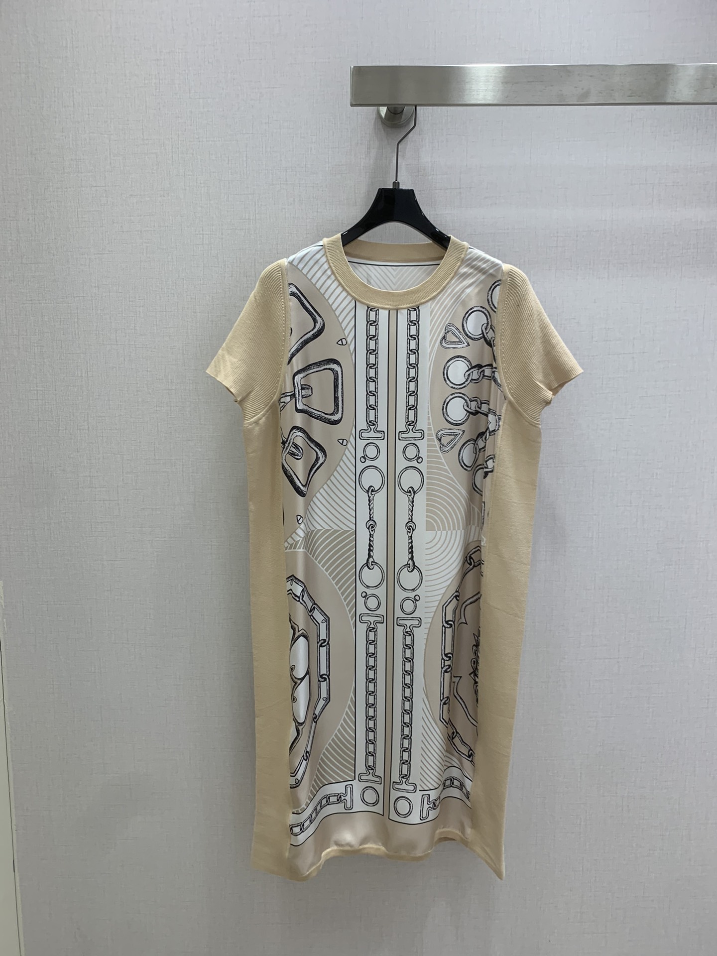 NO:740462,Highly recommended 26 early spring new style silk printed sleeveless dress H official website same style silk and knitted. The front piece is 19mm pure silk twill thick positioning printing, the dress version is super slim, light and breathable when worn next to the body. The splicing parts of knitted and silk are done by hand sewing machine, fine workmanship, fashionable and versatile. Two colors SMLXL code, high quality ABC, skirts, real silk,19860909强烈推荐 26早春新款 真丝印花无袖连衣裙 H官网同款真丝拼针织.前片19姆米纯真丝斜纹稠定位印花,连衣裙版型超级显瘦,贴身穿着轻盈透气.针织与真丝的拼接部分都为手工缝盘机完成,做工精细,时尚百搭.两个色 SMLXL码 高品质ABC,,skirts,real silk,,Women's clothing