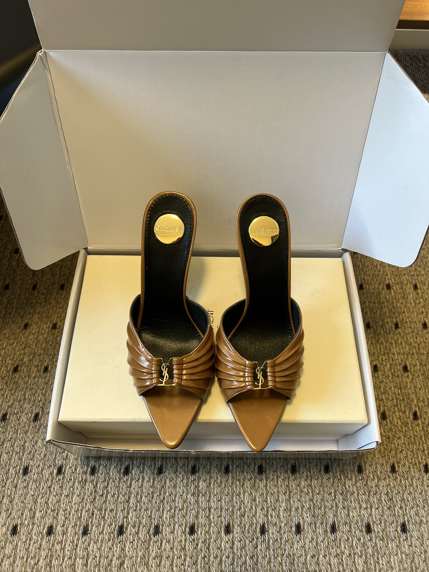 NO:747177,Saint Lauren* 26SS new early spring 9.5cm heel high pleated mules. The fine leather has a pleated texture, and the pointed toe neatly outlines the lines of the foot. Metal buckles are embellished on the upper, which is a low-key but exquisite symbol that cannot be ignored. The gentleness of taro purple, the cleanness of milky white, the gentleness of nude pink, the retroness of caramel brown, the enthusiasm of burgundy, and the coolness of jet black... Each tone is different. Customized aura: You are a capable heroine in the workplace, an eye-catching heroine at parties, and a fatal tenderness when dating. The moment you stand on tiptoe with stiletto heels, you weld confidence and elegance to your feet, walk with wind, and also bring a sense of high-end that people can't take their eyes away from. Folds hide details, metal buckles are full of attitude, and stiletto heels are the confidence of urban women. Pointed toes + sandals, walking with wind, but also with a gentle edge that makes people fall. From taro purple to burgundy, each pair is the finishing touch in the outfit, low-key but self-recognizable. Without too many decorations, the leather texture and metallic luster are enough to define the sense of luxury. Cowhide upper, sheepskin lining, Italian genuine leather outsole, heel height 9.5cm Size 35-41 (40.41 customized, non-refundable), high heels and slippers, saint laurent, high heels, slippers, cowhide, sheepskin, Leather soles19860909Saint Lauren* 26SS 早春新款9.5cm跟高褶皱穆勒鞋 细腻皮革揉出褶皱肌理,尖頭利落勾勒脚型线条, 金属扣点缀在鞋面,是低调却不容忽视的精致符号.香芋紫的温柔、奶白的干净、裸粉的温婉、焦糖棕的复古、酒红的热烈、墨黑的酷感……每一种色调都为不同气场定制职场里是干练大女主,派对上是吸睛女主角,约会时是致命温柔感.细高跟踮起的瞬间,把自信与优雅焊在脚上,走路带风,也带让人移不开眼的高级感. 褶皱藏着细节,金属扣写满态度,细跟是都市女性的底气.尖头+凉拖,走路带风,也带让人沦陷的温柔锋芒.从香芋紫到酒红,每一双都是穿搭里的点睛之笔,低调却自带辨识度.不用过多装饰,皮革肌理与金属光泽,就足以定义高级感. 鞋面牛皮 内里羊皮 鞋底意大利真皮大底 跟高9.5cm 码数35-41（40.41定制不退换）,高跟鞋拖鞋,saint laurent,high heels,slippers,cowhide,sheepskin,Leather soles,Women's Shoes