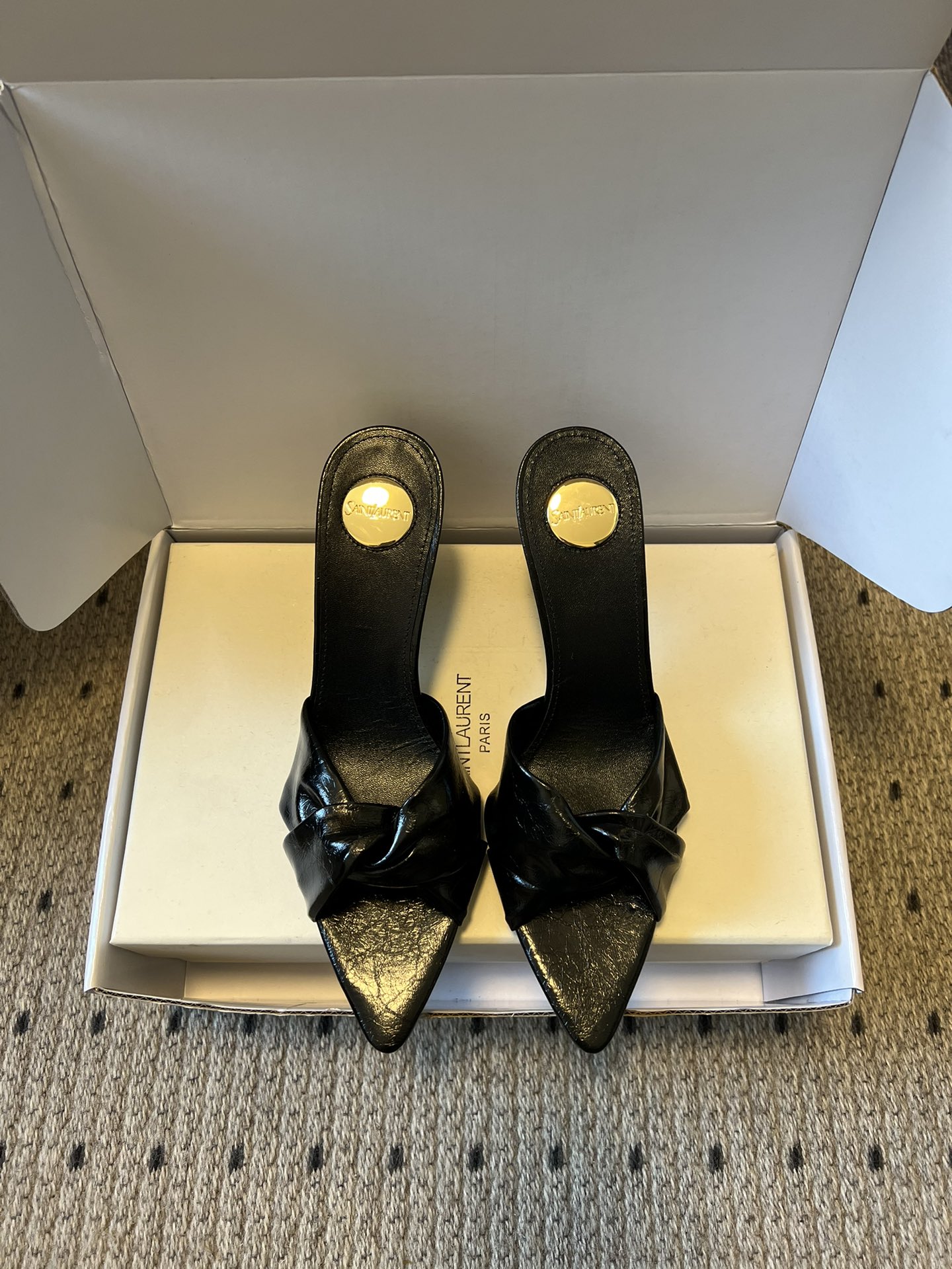 NO:750401,Top quality Saint Lauren* 26SS new Saint Laurent kink mules for early spring. The kink design of the YSL upper is like gently lifting up a tender heart. The pointed stiletto heels outline neat and soft lines. Every step has just the right amount of laziness and high-end. It is an 'atmosphere artifact' that makes people fall in love at a glance. Who can resist a pair of kink mules with its own elegant buff?  The pointed toe elongates the legs, and the twist adds softness. From commuting to dating, it is your safest choice, making you low-key and dazzling in the crowd. Remove unnecessary decorations, leaving only pure texture and lines. The leather twist is the finishing touch, showing exquisiteness in simplicity. Whether it is paired with a suit or a dress, it can easily hold the whole audience. Cowhide upper, sheepskin lining, Italian genuine leather outsole, heel height 7.5cm  Size 35-41 (40.41 customized, non-refundable), high heels and slippers, saint laurent, saint laurent, saint laurent, high heels, slippers, skirts, business suit, cowhide, sheepskin, Leather soles19860909顶级品质 Saint Lauren* 26SS 早春新款圣罗兰扭结穆勒鞋 Ysl鞋面的扭结设计,像把温柔的心事轻轻挽起.尖头细高跟,勾勒出利落又柔美的线条,每一步都带着恰到好处的慵懒与高级,是让人一眼沦陷的“氛围感神器”.谁能拒绝一双自带优雅buff的扭结穆勒鞋？尖头拉长腿型,扭结增添柔媚,从通勤到约会,它都是你最稳妥的选择,让你在人群中,低调又耀眼. 褪去多余装饰,只留纯粹的质感与线条.皮革扭结是点睛之笔,在简约中透出精致,不管是搭配西装还是连衣裙,都能轻松hold住全场. 鞋面牛皮 内里羊皮 鞋底意大利真皮大底 跟高7.5cm 码数35-41（40.41定制不退换）,高跟鞋拖鞋,saint laurent,saint laurent,saint laurent,high heels,slippers,skirts,business suit,cowhide,sheepskin,Leather soles,Women's Shoes