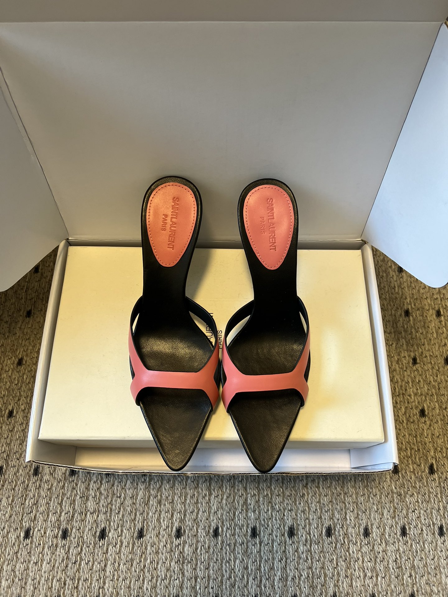 NO:750405,Top quality Saint Lauren* 26SS early spring new Saint Laurent pointed toe thin strap mules  The neat lines of YSL are effortlessly fashionable. The pointed toe and stiletto heels modify the leg shape just right; the minimalist double-strap design makes every step light and powerful. This is a pair of 'universal shoes' that can hold up to all occasions. The pointed toe + stiletto heel, the upper foot directly transforms into a 'leg essence', whether it is worn with jeans or a small skirt, you can easily achieve a sense of luxury, and the summer atmosphere is all supported by it!  Say goodbye to cumbersomeness and return to authenticity. This pair of shoes uses the simplest design to outline the most moving lines. From commuting to dating, it is your most reliable 'shirt', allowing you to be low-key and dazzling in the crowd. Upper cowhide leather lining sheepskin outsole Italian genuine leather outsole Size 35-41 (40.41 customized non-refundable) Heel height 7.5cm, high heels and slippers, saint laurent, saint laurent, saint  laurent,high heels,slippers,skirts,cowhide,sheepskin,Leather soles19860909顶级品质 Saint Lauren* 26SS早春新款圣罗兰尖头细带穆勒鞋 Ysl利落的线条,是不费力的时髦.尖头细高跟,把腿型修饰得恰到好处；极简双带设计,让每一步都轻盈又有力量.这是一双能hold住所有场合的“万能鞋”.尖头+细高跟,上脚直接变身“腿精”,不管是配牛仔还是小裙子,都能轻松拿捏高级感,夏天的氛围感,全靠它撑住！ 告别繁琐,回归本真.这双鞋用最简洁的设计,勾勒出最动人的线条.从通勤到约会,它都是你最可靠的“战袍”,让你在人群中,低调又耀眼. 鞋面牛皮 内里羊皮 大底意大利真皮大底 码数35-41（40.41定制不退换） 跟高7.5cm,高跟鞋拖鞋,saint laurent,saint laurent,saint laurent,high heels,slippers,skirts,cowhide,sheepskin,Leather soles,Women's Shoes