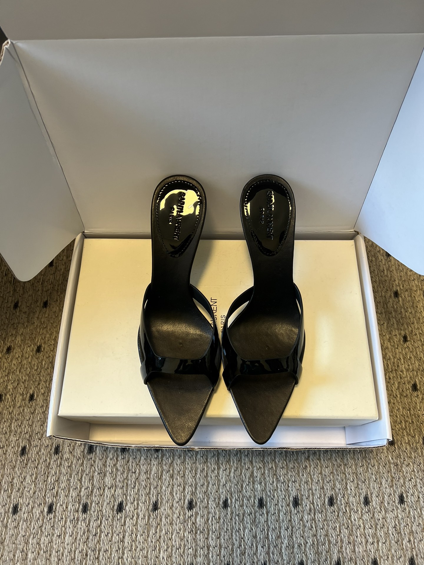 NO:747387,Saint Laurent 26SS Early Spring New Saint Laurent Pointed Toe Thin Strap Mules  The neat lines of YSL are effortlessly fashionable. The pointed toe and stiletto heels modify the leg shape just right; the minimalist double-strap design makes every step light and powerful. This is a pair of 'universal shoes' that can hold up to all occasions. The pointed toe + stiletto heel, the upper foot directly transforms into a 'leg essence', whether it is worn with jeans or a small skirt, you can easily achieve a sense of luxury, and the summer atmosphere is all supported by it!  Say goodbye to cumbersomeness and return to authenticity. This pair of shoes uses the simplest design to outline the most moving lines. From commuting to dating, it is your most reliable 'shirt', allowing you to be low-key and dazzling in the crowd. Upper cowhide leather lining sheepskin outsole Italian genuine leather outsole Size 35-41 (40.41 customized non-refundable) Heel height 7.5cm, high heels and slippers, saint laurent, saint laurent, saint  laurent,high heels,slippers,skirts,cowhide,sheepskin,Leather soles19860909Saint Laurent 26SS早春新款圣罗兰尖头细带穆勒鞋 Ysl利落的线条,是不费力的时髦.尖头细高跟,把腿型修饰得恰到好处；极简双带设计,让每一步都轻盈又有力量.这是一双能hold住所有场合的“万能鞋”.尖头+细高跟,上脚直接变身“腿精”,不管是配牛仔还是小裙子,都能轻松拿捏高级感,夏天的氛围感,全靠它撑住！ 告别繁琐,回归本真.这双鞋用最简洁的设计,勾勒出最动人的线条.从通勤到约会,它都是你最可靠的“战袍”,让你在人群中,低调又耀眼. 鞋面牛皮 内里羊皮 大底意大利真皮大底 码数35-41（40.41定制不退换） 跟高7.5cm,高跟鞋拖鞋,saint laurent,saint laurent,saint laurent,high heels,slippers,skirts,cowhide,sheepskin,Leather soles,Women's Shoes