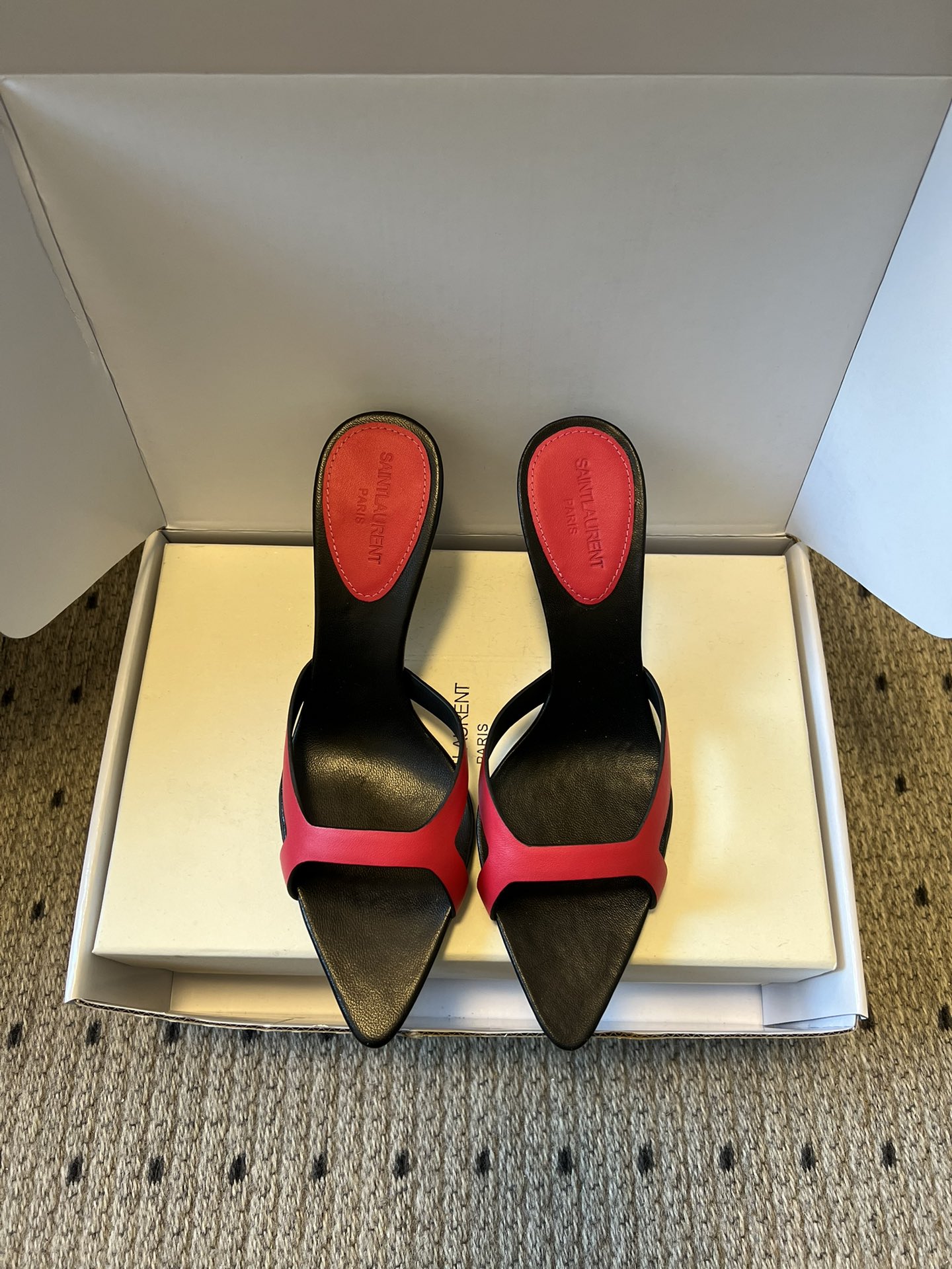 NO:747183,Saint Lauren* 26SS Early Spring New Saint Laurent Pointed Toe Strap Mules  The neat lines of YSL are effortlessly fashionable. The pointed toe and stiletto heels modify the leg shape just right; the minimalist double-strap design makes every step light and powerful. This is a pair of 'universal shoes' that can hold up to all occasions. The pointed toe + stiletto heel, the upper foot directly transforms into a 'leg essence', whether it is worn with jeans or a small skirt, you can easily achieve a sense of luxury, and the summer atmosphere is all supported by it!  Say goodbye to cumbersomeness and return to authenticity. This pair of shoes uses the simplest design to outline the most moving lines. From commuting to dating, it is your most reliable 'shirt', allowing you to be low-key and dazzling in the crowd. Upper cowhide leather lining sheepskin outsole Italian genuine leather outsole Size 35-41 (40.41 customized non-refundable) Heel height 7.5cm, high heels and slippers, saint laurent, saint laurent, saint  laurent,high heels,slippers,skirts,cowhide,sheepskin,Leather soles19860909Saint Lauren* 26SS早春新款圣罗兰尖头细带穆勒鞋 Ysl利落的线条,是不费力的时髦.尖头细高跟,把腿型修饰得恰到好处；极简双带设计,让每一步都轻盈又有力量.这是一双能hold住所有场合的“万能鞋”.尖头+细高跟,上脚直接变身“腿精”,不管是配牛仔还是小裙子,都能轻松拿捏高级感,夏天的氛围感,全靠它撑住！ 告别繁琐,回归本真.这双鞋用最简洁的设计,勾勒出最动人的线条.从通勤到约会,它都是你最可靠的“战袍”,让你在人群中,低调又耀眼. 鞋面牛皮 内里羊皮 大底意大利真皮大底 码数35-41（40.41定制不退换） 跟高7.5cm,高跟鞋拖鞋,saint laurent,saint laurent,saint laurent,high heels,slippers,skirts,cowhide,sheepskin,Leather soles,Women's Shoes