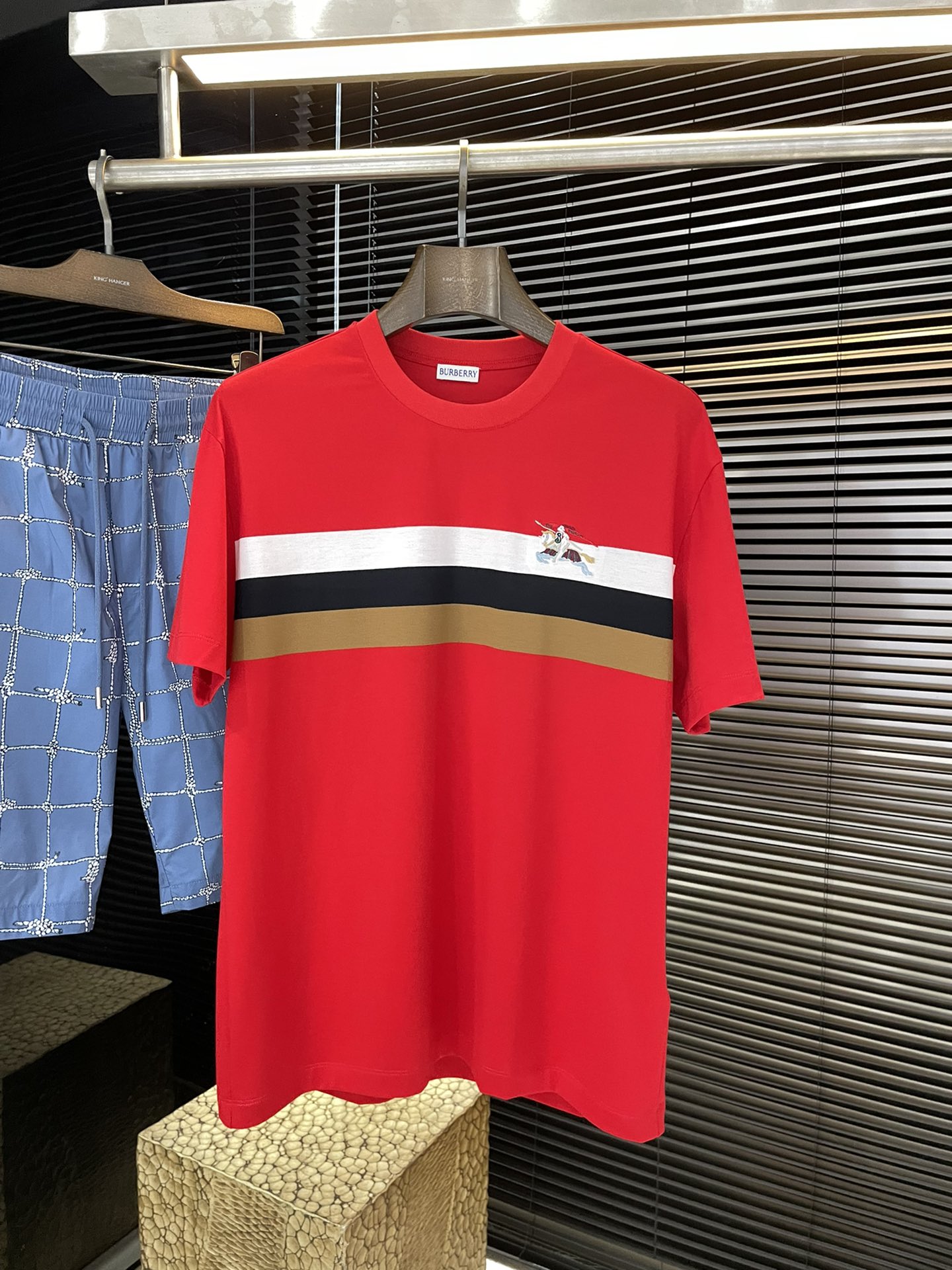 NO:743480,P Burberr (Baba) advanced customization 2026 spring and summer new embroidered short-sleeved T-shirt. This T-shirt is made of soft modal ice silk fabric. Classic and timeless round neck short-sleeved design, decorated with Knight Logo embroidery. Daily casual, novel and unique style. Highly recommended!  Size M-3XL,,burberry,burberry,T-shirt,tees,t-shirt,19860909P  Burberr（巴宝）高级定制 2026春夏季新款刺绣短袖T恤,此款T恤衫采用柔软的莫代尔冰丝面料制成.经典隽永的圆领短袖设计,饰有骑士Logo刺绣 日常休闲 款式新颖独特 强烈推荐！码数 M-3XL,,burberry,burberry,T-shirt,tees，t-shirt,,Men's clothing