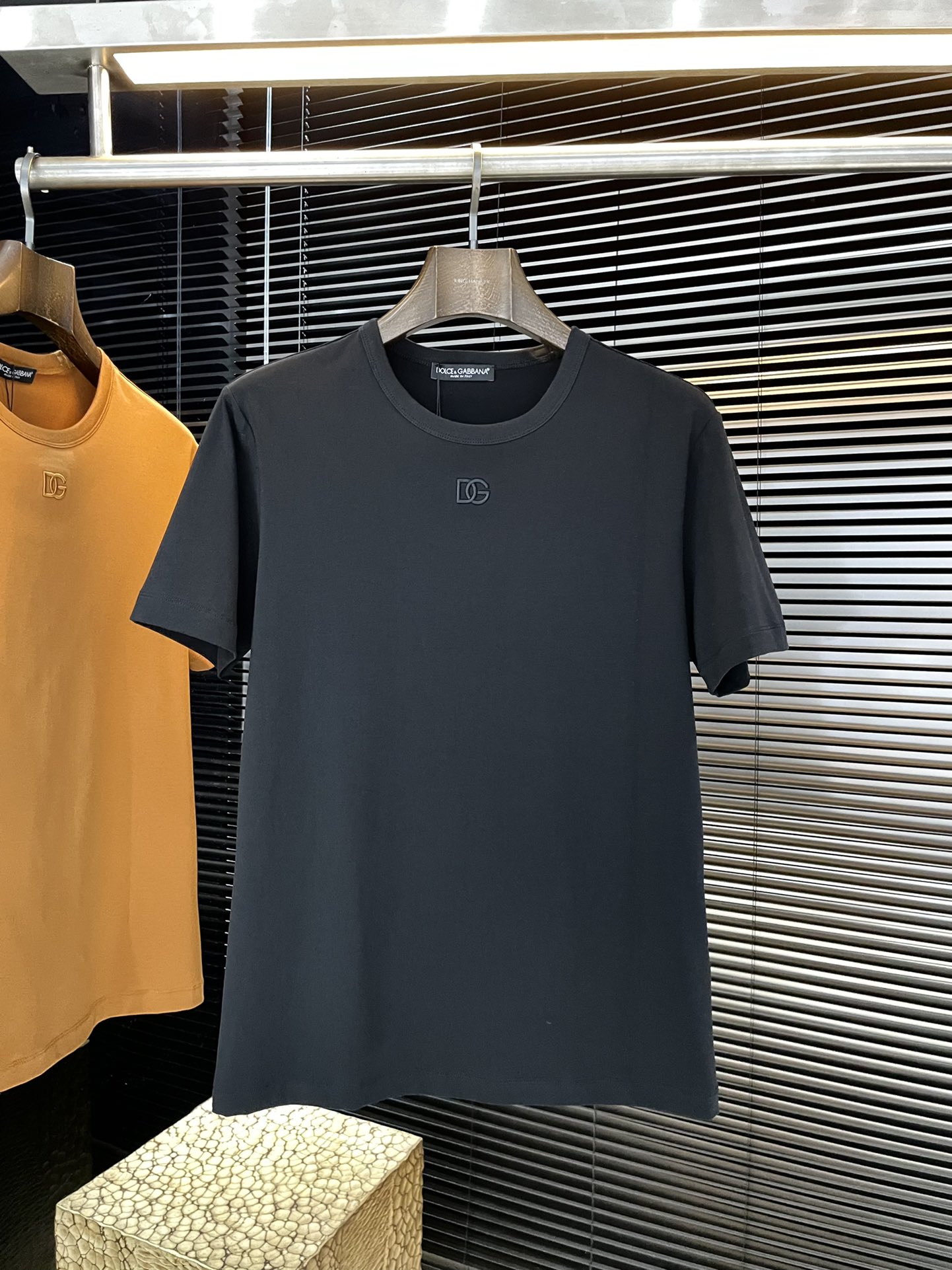 NO:743485,P DG (Dolce & Gabban) VIP advanced customization 2026 spring and summer new embroidered short-sleeved T-shirt. This T-shirt is made of soft modal ice silk fabric. Classic and timeless round neck short-sleeved design, decorated with Logo embroidery. Daily casual, novel and unique style. Highly recommended!  Size M-3XL,,Dolce&Gabbana,T-shirt,tees,t-shirt,19860909P  DG（杜嘉班）VIP高级定制 2026春夏季新款刺绣短袖T恤,此款T恤衫采用柔软的莫代尔冰丝面料制成.经典隽永的圆领短袖设计,饰有Logo刺绣 日常休闲 款式新颖独特 强烈推荐！码数 M-3XL,,Dolce&Gabbana,T-shirt,tees，t-shirt,,Men's clothing