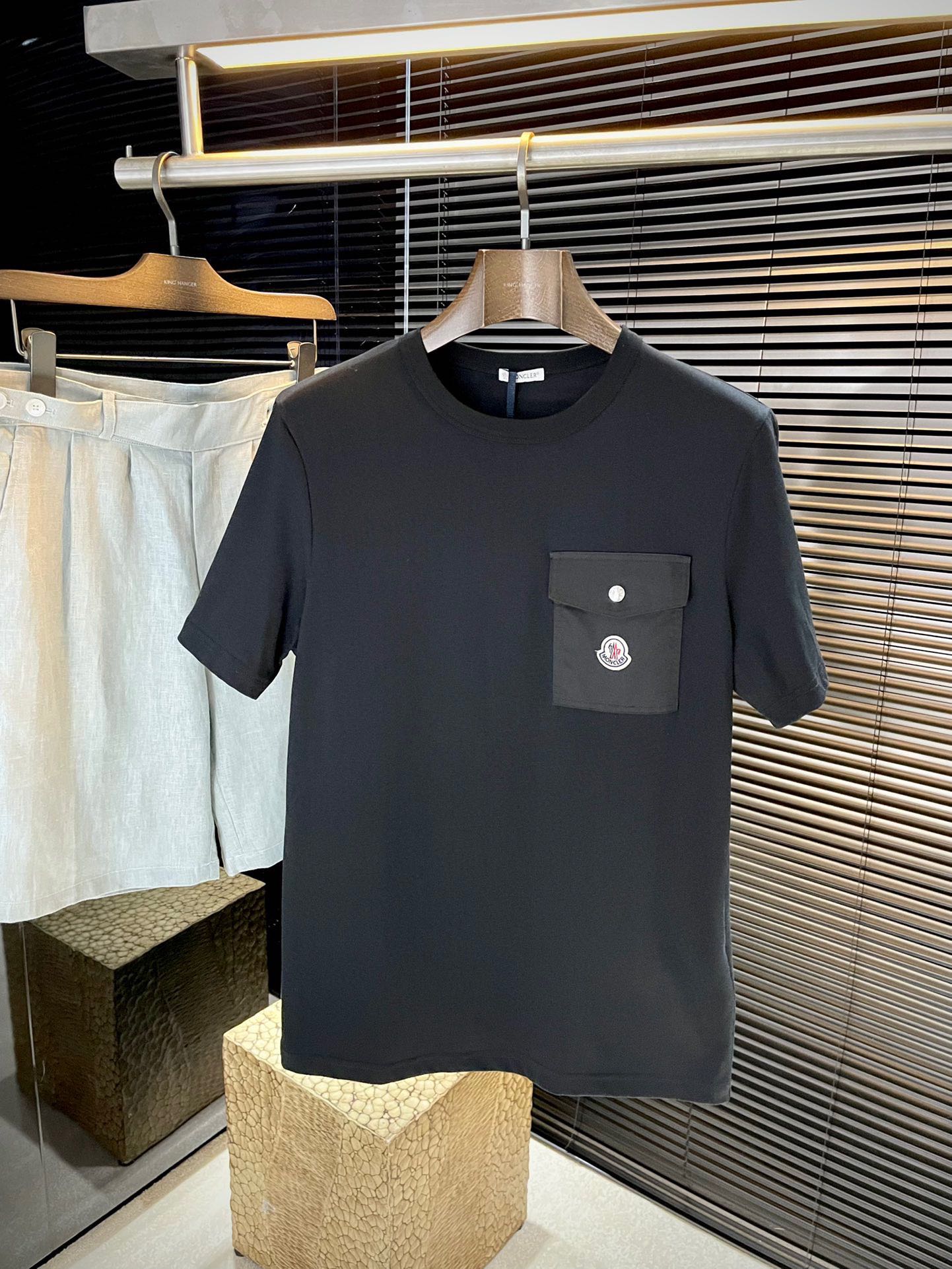 NO:743452,P Moncher-(Mongolian) series VIP advanced customization 2026 new pocket T-shirt. This one is made of soft cotton jersey fabric. The chest pocket is decorated with the classic Moncher logo patch and is equipped with an engraved metal buckle. The style is unique and fashionable and can be easily matched. It is the same style for men and women. Highly recommended!  Color royal blue black white size S M L XL,,Moncler,tees,t-shirt,19860909P  Moncher-（蒙口）系列 VIP高级定制 2026新款口袋式T恤,这款采用柔软棉质平纹针织面料制作而成,胸前口袋饰有经典蒙家标识贴片,配都刻字金属扣,款式独特时尚,可轻松搭配,男女同款,强烈推荐！颜色 宝蓝色 黑色 白色 码数 S M L XL,,Moncler,tees，t-shirt,,Men's clothing