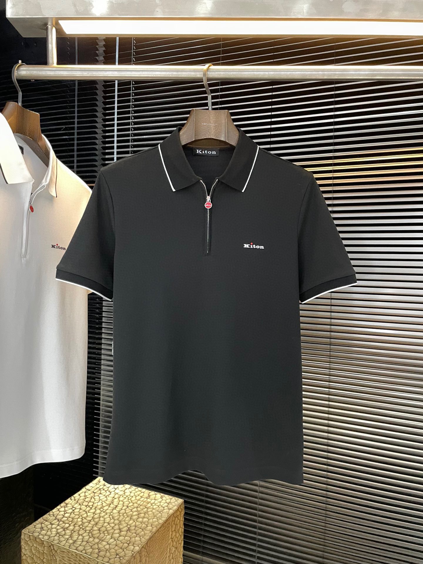 NO:743457,P Kiton's latest 2026 spring and summer Polo short-sleeve. This Polo shirt is made of high-end cotton pique fabric. It is a timeless design item suitable for all seasons. Classic style, decorated with classic logo embroidery on the chest, hardware engraved with English letters, original 1:1 development, complete with three labels, business casual, high-end outer wear and inner wear, same style for men and women, highly recommended!  Size M-3XL,,T-shirt,19860909P  Kiton（奇顿） 2026年春夏最新款Polo短袖,这款Polo衫采用高端棉质珠地面料制成,是适合各种季节的隽永设计单品.经典款式,胸前饰有经典logo刺绣标识,五金刻有英文字母,原版1:1开发,三标齐全,商务休闲,外穿内搭都高档次,男女同款,强烈推荐！码数M-3XL,,T-shirt,,Men's clothing