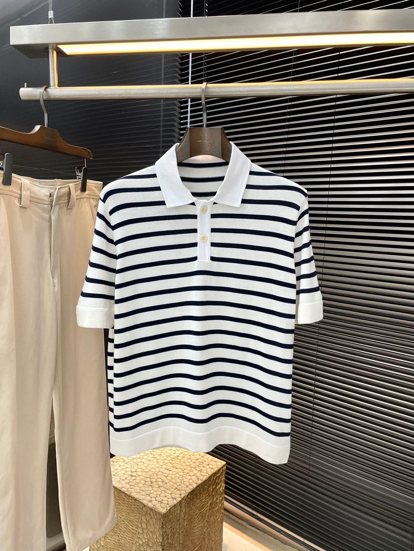 NO:743461,P Burberry - (Burberry) 2026 spring and summer new style striped cotton knitted polo shirt. This use of precious natural yarn enhances the simplicity and casual taste of this short-sleeved cotton knitted polo shirt. The classic collar creates a soft contrast with a unique twill texture and nautical style striped pattern. The standard fit improves the comfort of wearing. Highly recommended!  Size S to XXL,,burberry,burberry,T-shirt,19860909P  Burberry-（巴宝莉）2026春夏新款款条纹棉针织马球衫,这款采用珍贵天然纱线提升了这款短袖棉针织马球衫的简约与休闲品味.经典衣领以独特的斜纹布质感和航海风格的条纹图案形成柔和的对比.而标准版型则提升了穿着的舒适感.强烈推荐！码数 S一XXL,,burberry,burberry,T-shirt,,Men's clothing