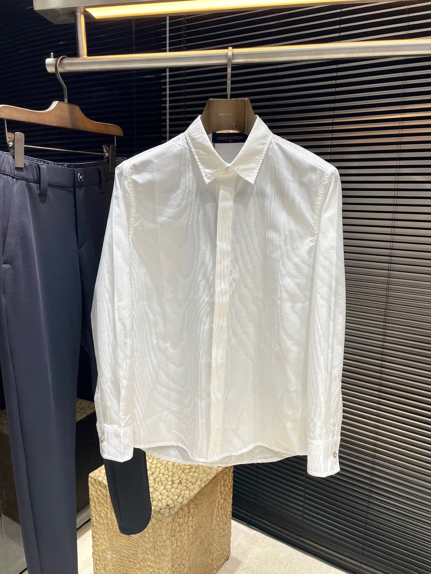 NO:743469,P LOUIS VUIT (Louis) 2026 spring new jacquard blended evening shirt. This blended evening shirt relies on delicate jacquard craftsmanship to interpret the eye-catching style of the season's LV Moiré pattern, and then cleverly hides Monogram elements in it. The hidden button front and top pearlescent buttons complete the details. The style is novel and unique. Highly recommended!  Size S M L XL,,louis vuitton,louis vuitton,louis vuitton,shirts,19860909P LOUIS VUIT（路易）2026春季新款提花混纺晚装衬衫,这款混纺晚装衬衫依托细腻提花工艺,演绎当季LV Moiré图案的瞩目格调,再将Monogram 元素巧妙藏于其中.暗扣前襟和顶端珠光纽扣完善细节,款式新颖独特,强烈推荐！码数 S M L XL,,louis vuitton,louis vuitton,louis vuitton,shirts,,Men's clothing