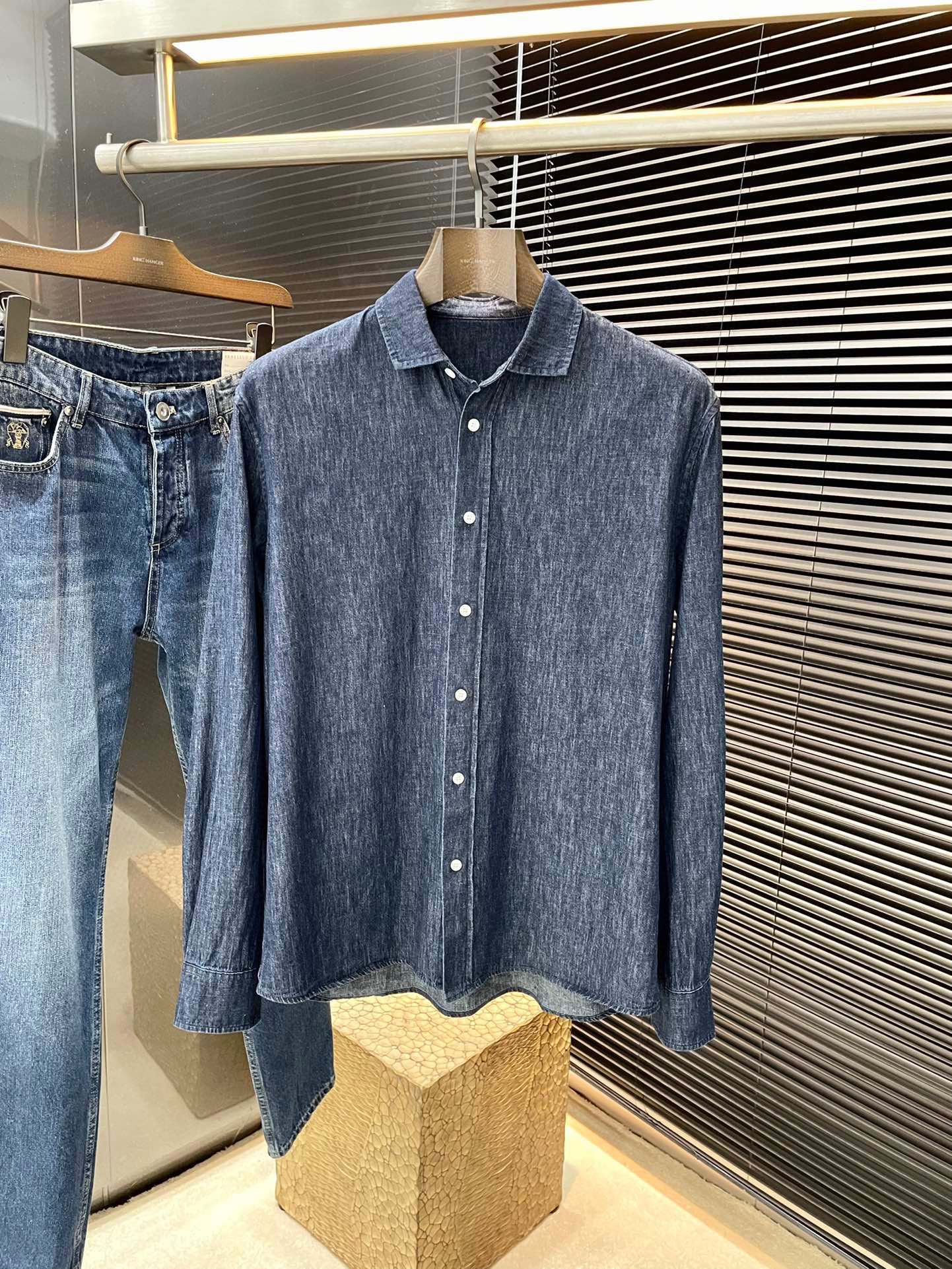 NO:743473,P Loro Piana 2026 spring and summer new navy blue shirt, this one is made of cool linen and cotton materials. It has mother-of-pearl button closure on the front and shirt-style cuffs with two buttons. It can be worn open, showing a casual and capable style. The style is comfortable and elegant. Highly recommended!  Size S M L XL,,loro piana,shirts,19860909P  Loro Piana（诺悠翩雅） 2026春夏新款藏青衬衣,这款融合清凉亚麻与棉质材料制作而成,正面珍珠母贝纽扣开合,衬衫式袖口,配以两枚纽扣,可敞开穿着,呈现随性洒脱的干练风范,款式舒适大气,强烈推荐！码数 S M L XL,,loro piana,shirts,,Men's clothing